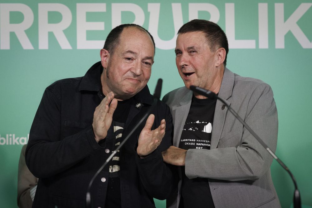 Pernando Barrena eta Arnaldo Otegi Iruñeko ekitaldian, gaur gauean. VILLAR LOPEZ / EFE