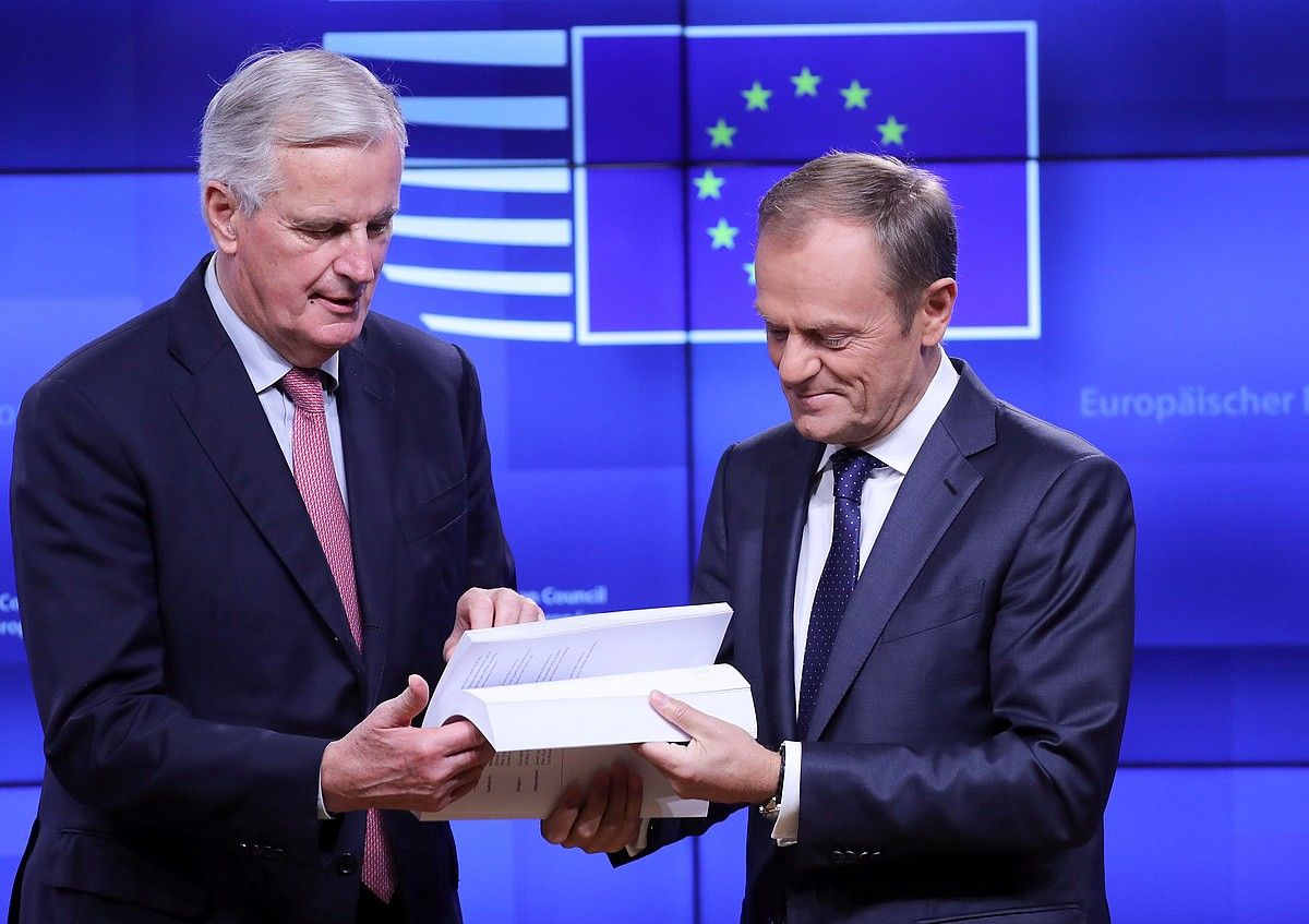 Michel Barnier (ezkerrean) eta Donald Tusk, brexit-aren akordioarekin eskuan, herenegun. OLIVIER HOSLET / EFE.