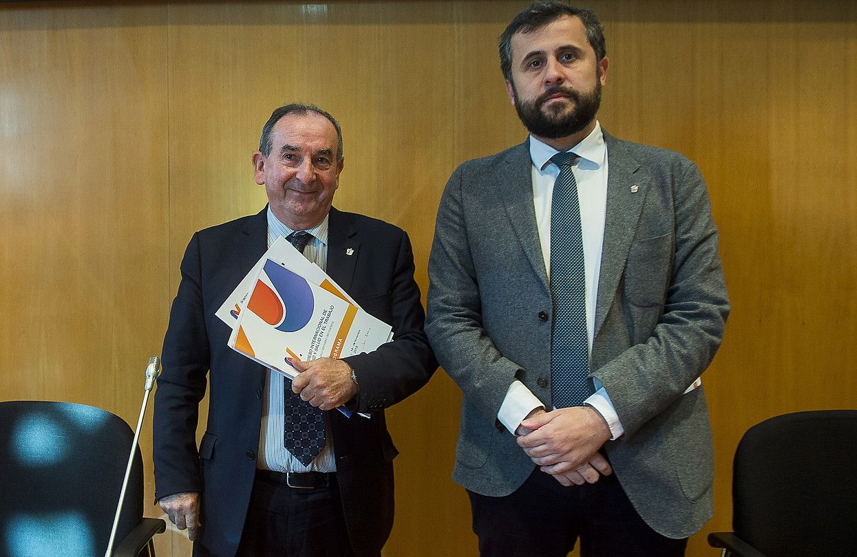 Jon Azkue eta Alberto Alonso, atzo, Osalanen aurtengo datuak aurkezteko agerraldian. LUIS JAUREGIALTZO / FOKU. Jon Azkue eta Alberto Alonso, atzo, Osalanen aurtengo datuak aurkezteko agerraldian. LUIS JAUREGIALTZO / FOKU.