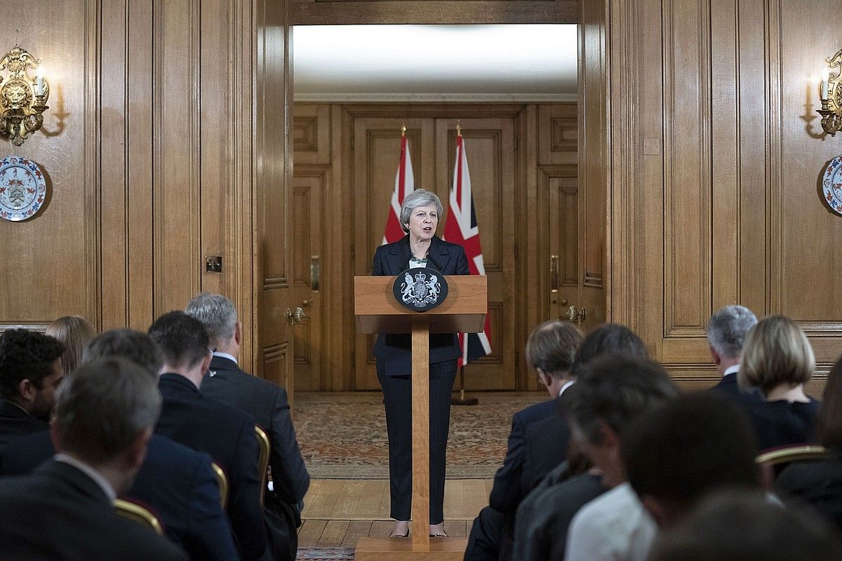 Theresa May Erresuma Batuko lehen ministroa kazetarien aurrean azalpenak ematen atzo, Downing Streeteko 10. zenbakian DAVID LEVENSON / EFE.