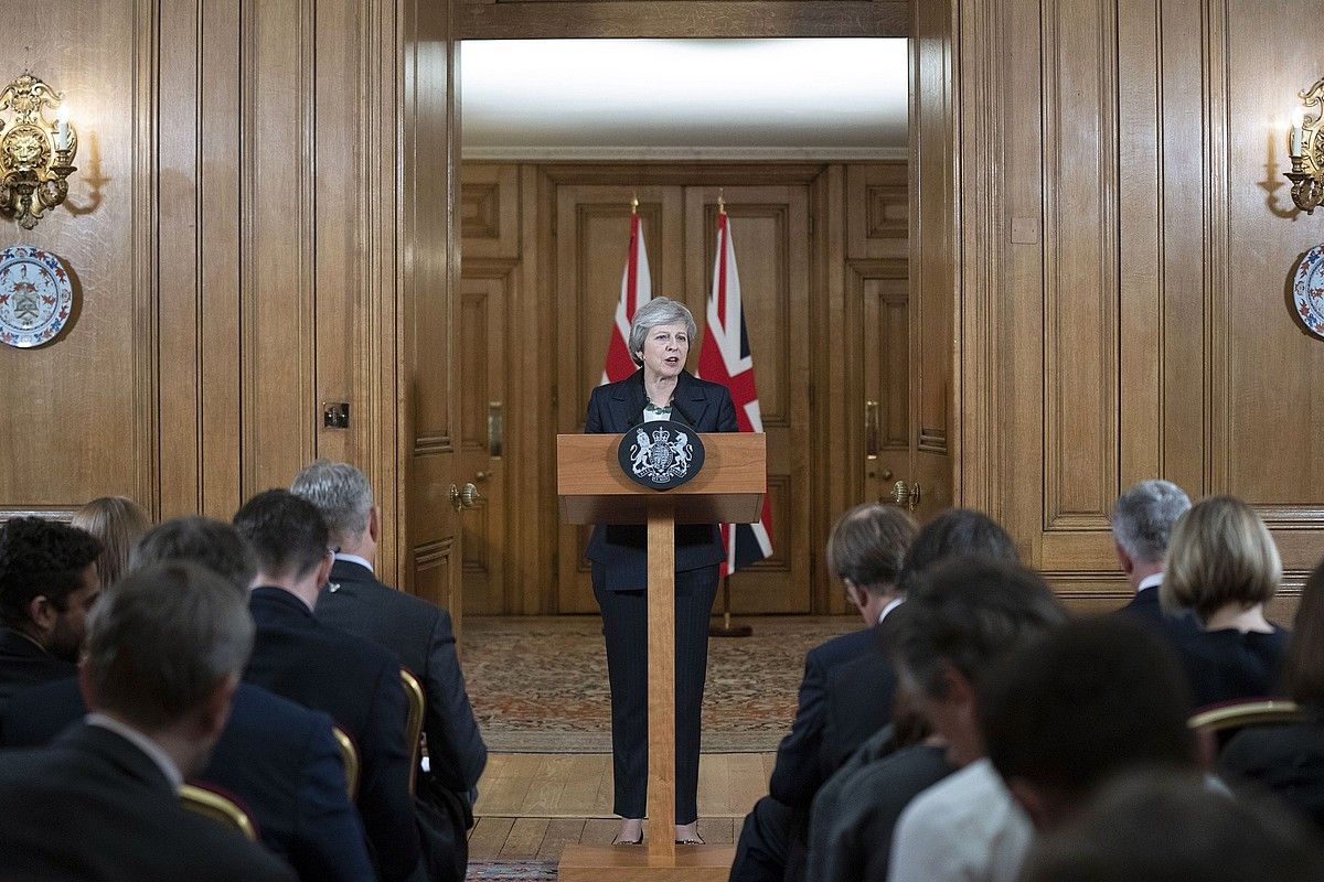 Theresa May Erresuma Batuko lehen ministroa kazetarien aurrean azalpenak ematen atzo, Downing Streeteko 10. zenbakian DAVID LEVENSON / EFE. Theresa May Erresuma Batuko lehen ministroa kazetarien aurrean azalpenak ematen atzo, Downing Streeteko 10. zenbakian DAVID LEVENSON / EFE.