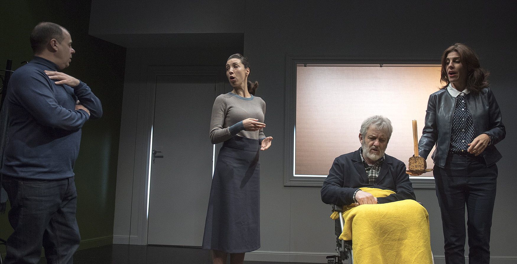 Borobil Teatroko kideak Roman eta Julieta antzezlanaren entsegu batean, Urnietako Sarobe antzokian. GORKA RUBIO / FOKU. Borobil Teatroko kideak Roman eta Julieta antzezlanaren entsegu batean, Urnietako Sarobe antzokian. GORKA RUBIO / FOKU.