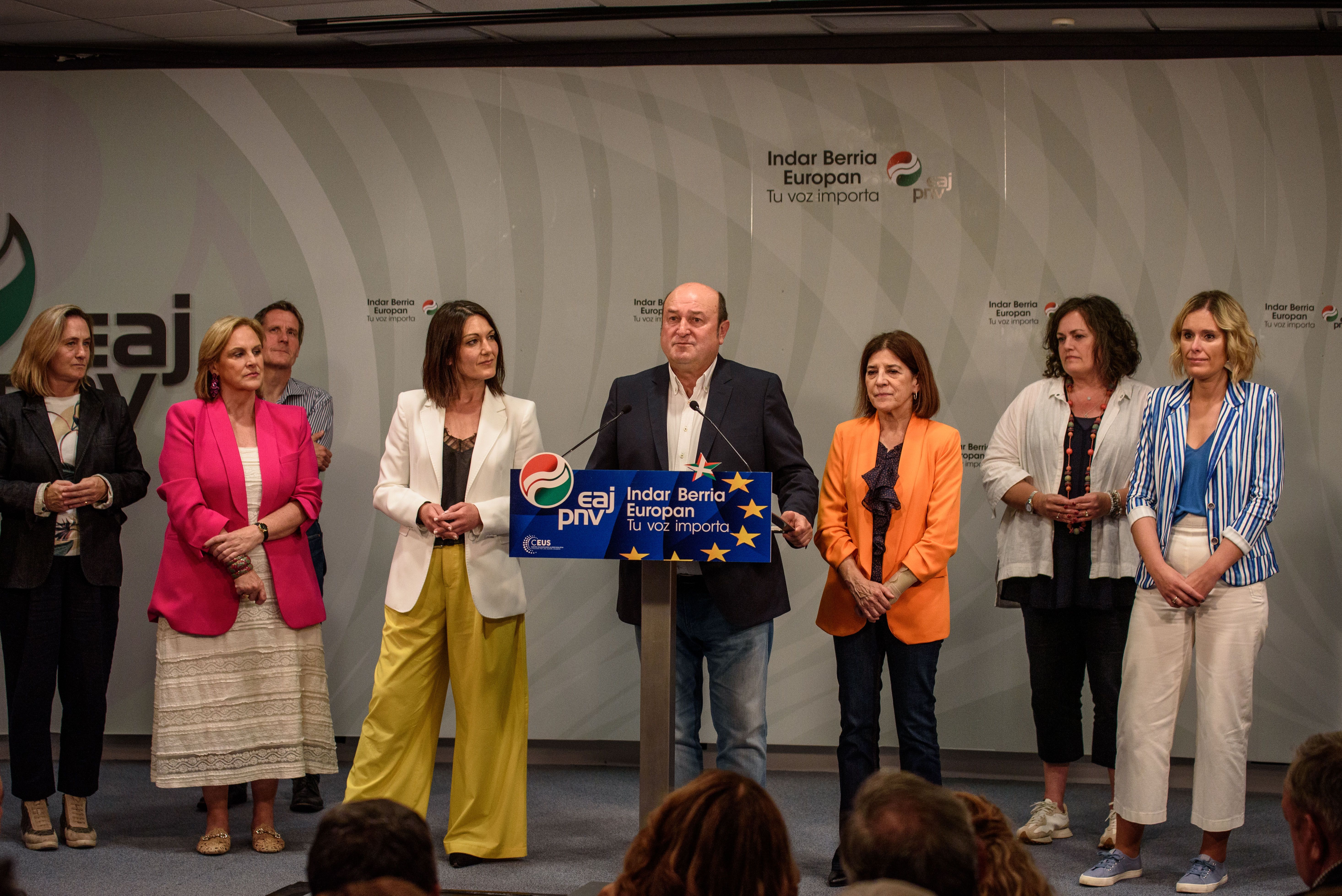EAJko kideak, atzo gauean egindako agerraldian, Bilbon. JAVIER ZORRILLA / EFE