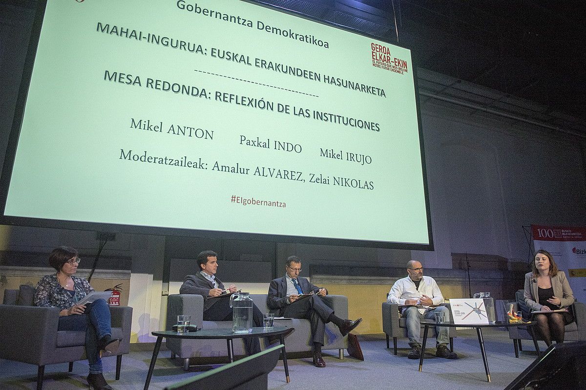 Zelai Nikolas, Mikel Irujo, Mikel Anton, Paxkal Indo eta Amalur Alvarez, Eusko Ikaskuntzaren mintegian, atzo. G.RUBIO / FOKU. Zelai Nikolas, Mikel Irujo, Mikel Anton, Paxkal Indo eta Amalur Alvarez, Eusko Ikaskuntzaren mintegian, atzo. G.RUBIO / FOKU.