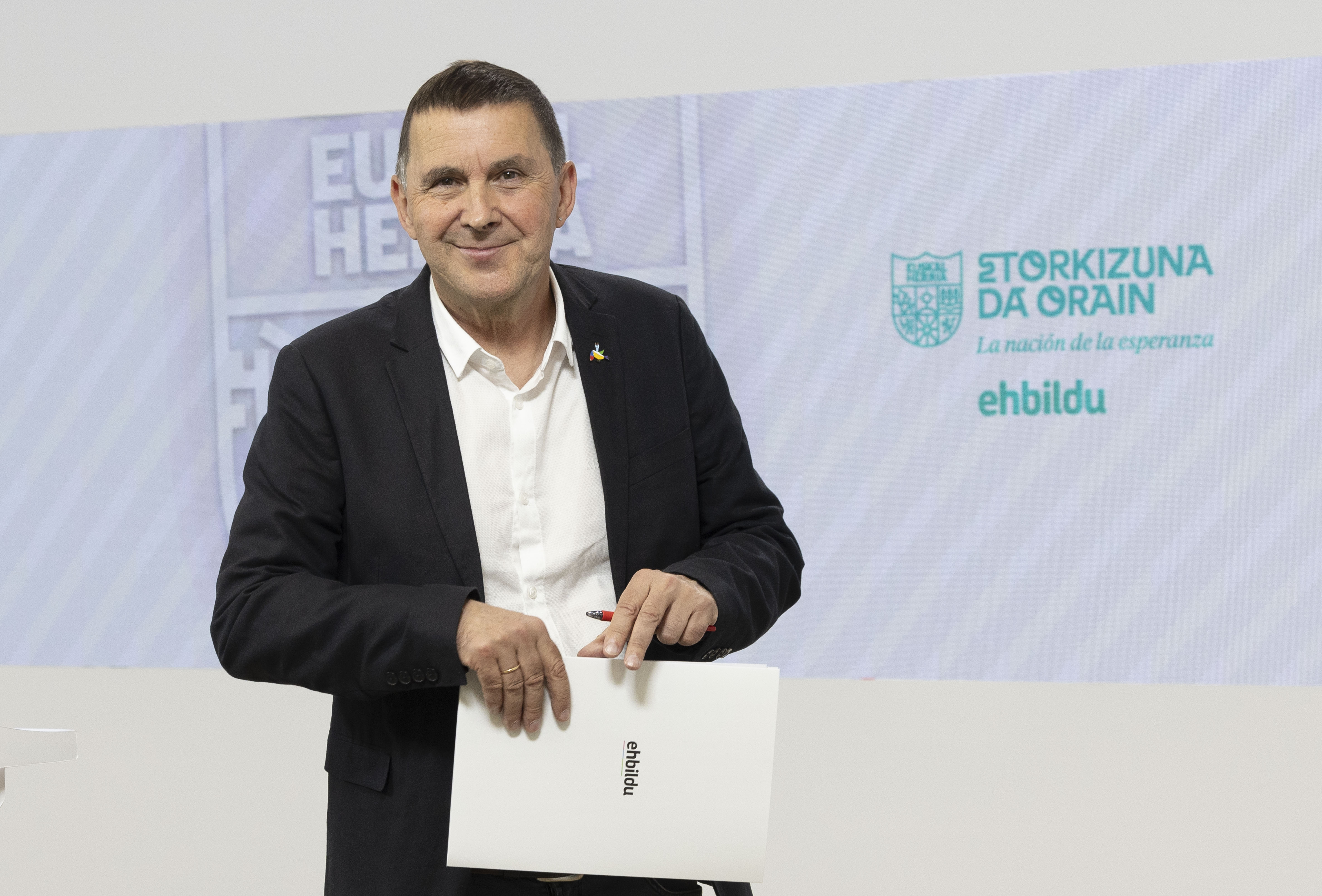 Arnaldo Otegi EH Bilduko koordinatzaile nagusia, Donostiako egoitzan. JAVIER ETXEZARRETA / EFE