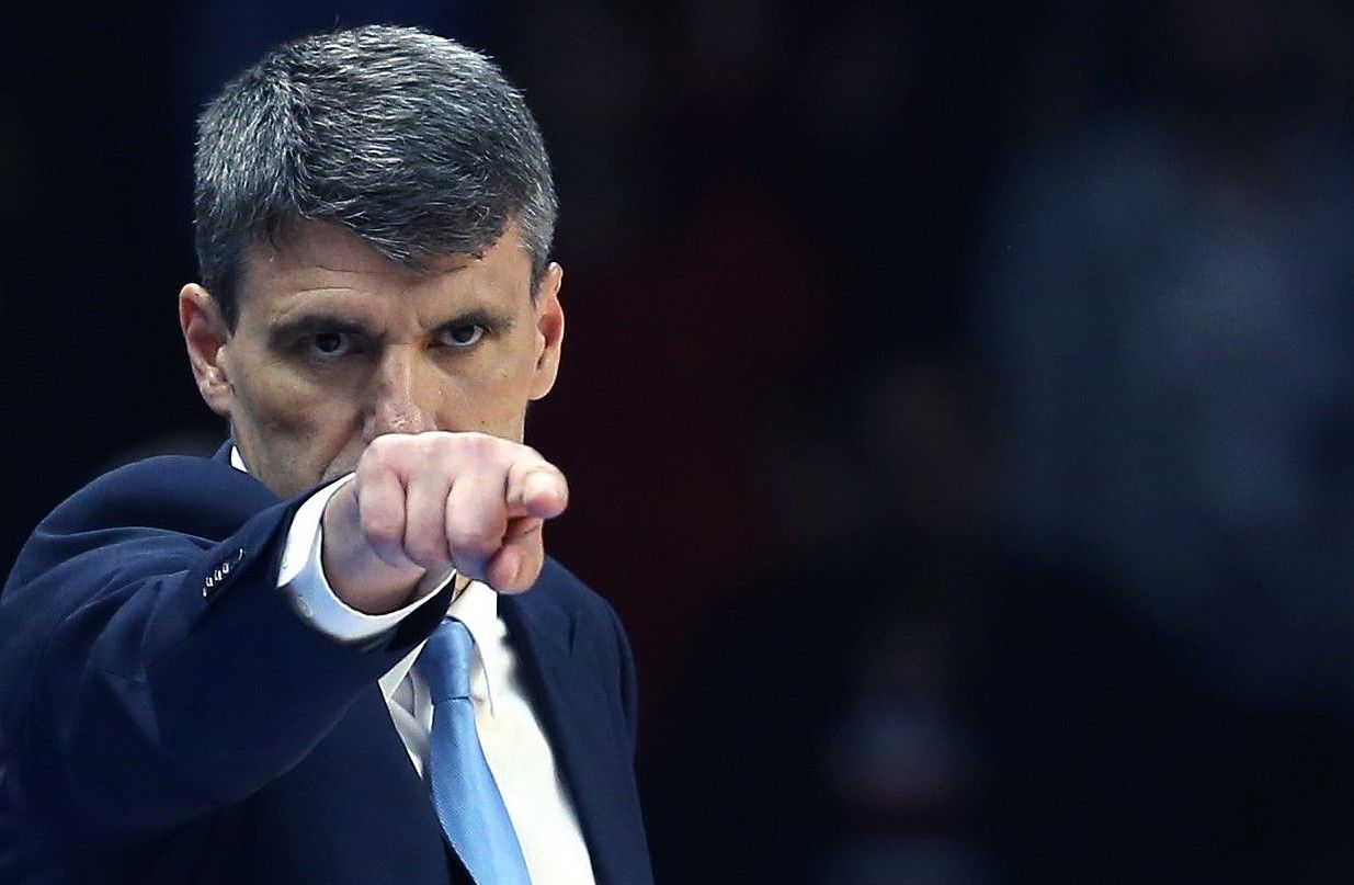 Velimir Perasovic jokalariei aginduak ematen, Efes Pilsen zuzendu zuen Euroligako partida batean. TOLGA BOZOGLU / EFE.