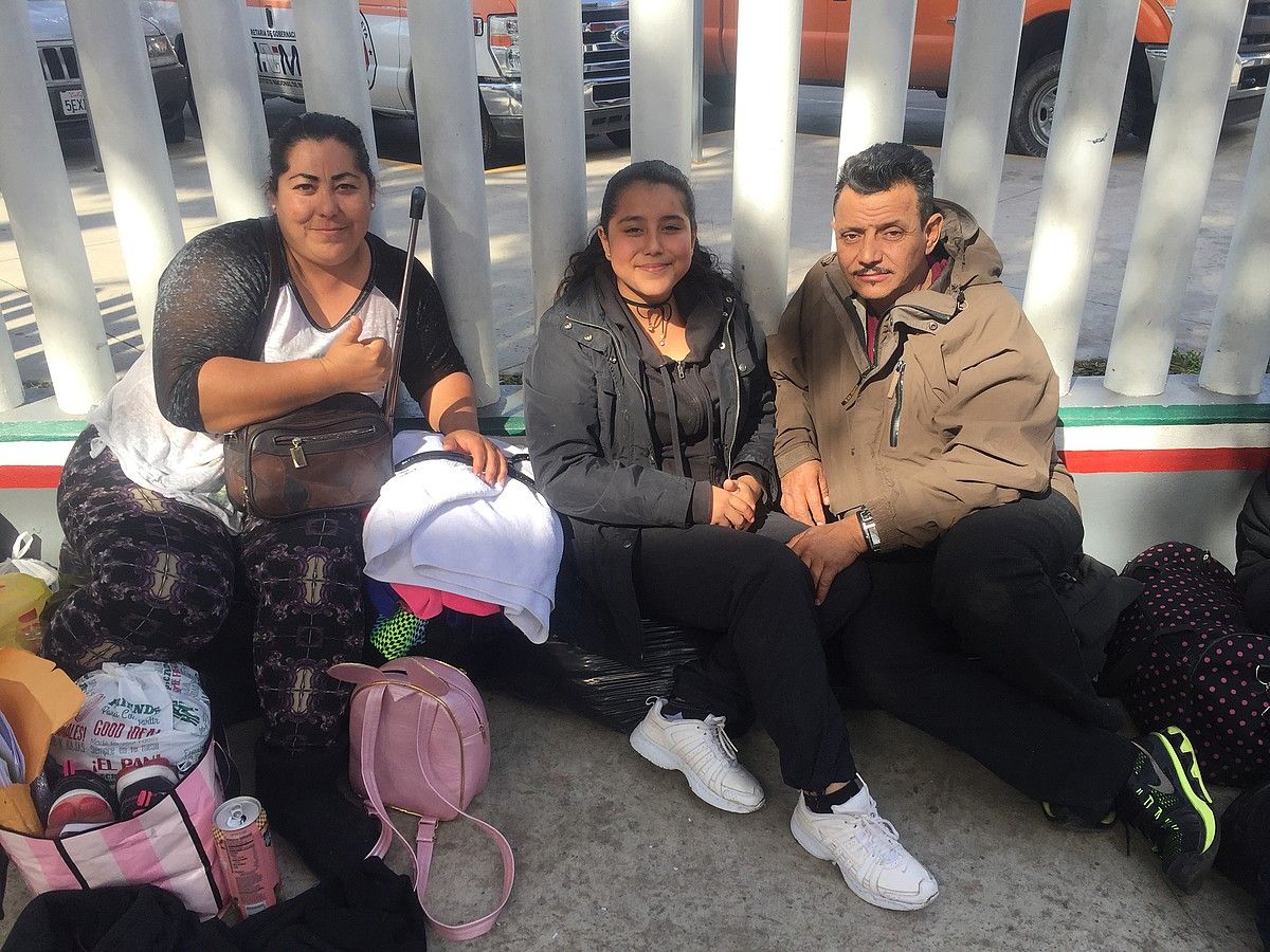 Tijuanara migratzaileen karabanan heldutako hiru pertsona, atseden hartzen. KRISTINA BERASAIN TRISTAN. Tijuanara migratzaileen karabanan heldutako hiru pertsona, atseden hartzen. KRISTINA BERASAIN TRISTAN.