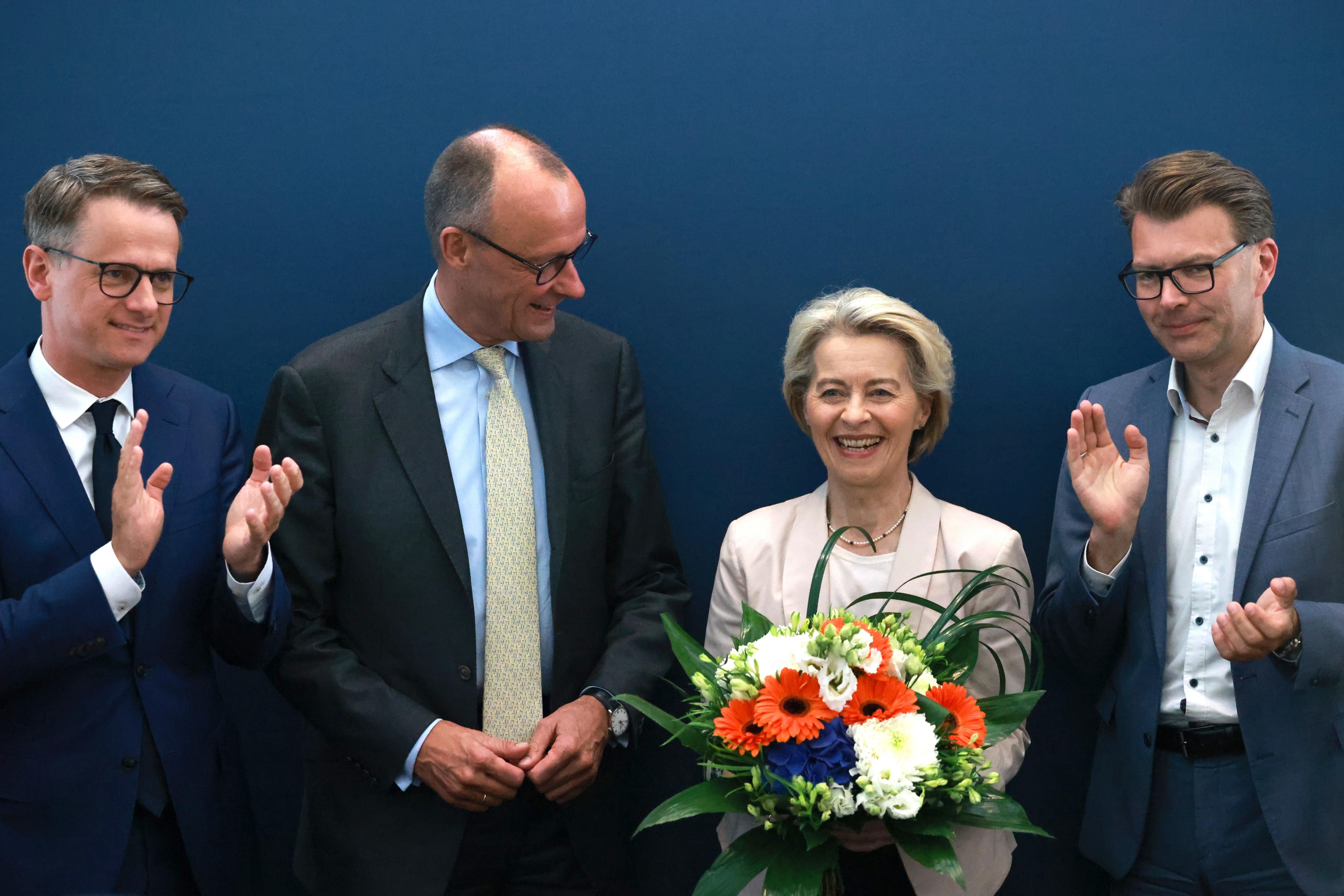 Ursula von der Leyen —eskuinetik bigarrena—, gaur, Berlinen, alderdikideak zorionak ematen ari zaizkiola. CLEMENS BILAN / EFE