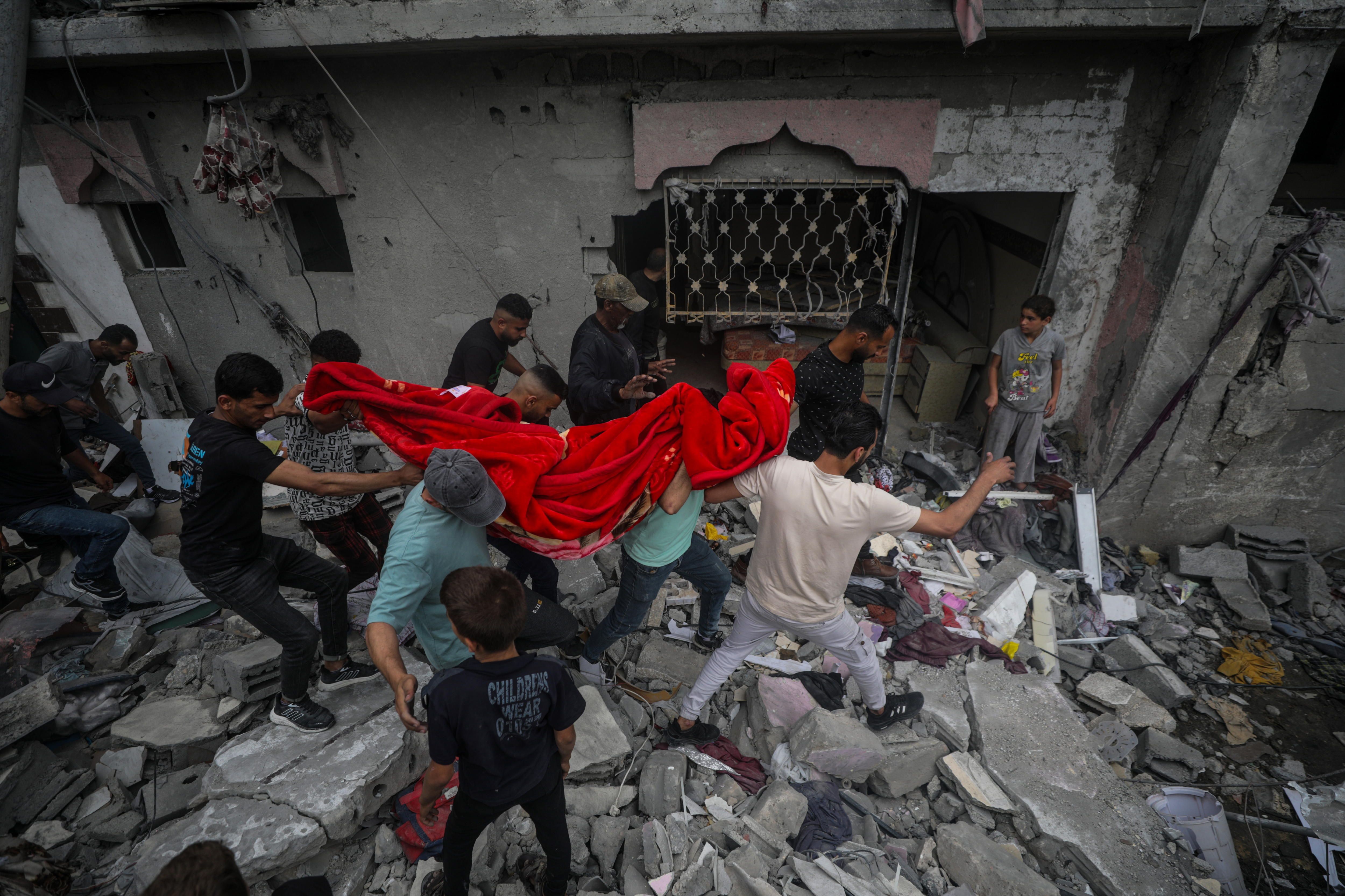 Hainbat palestinar, emakume baten gorpuaren bila, Gazako Al-Nusairat kontzentrazio esparruan, Israelgo armadaren eraso baten ostean, duela bi hilabete. MOHAMMED SABER / EFE