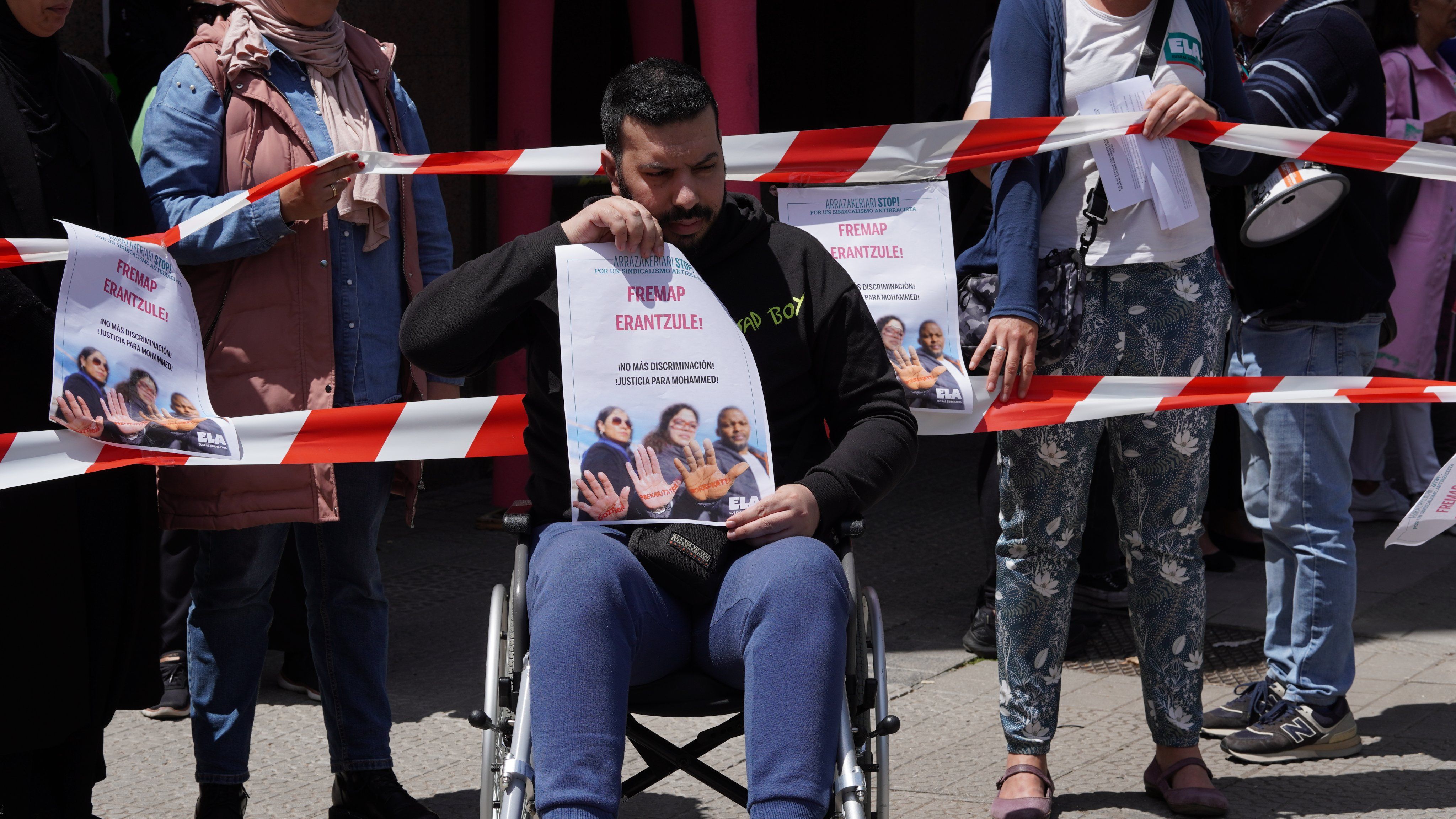 Mohammed Hatit ELAko kideekin batera Bilbon egindako protestan. ELA