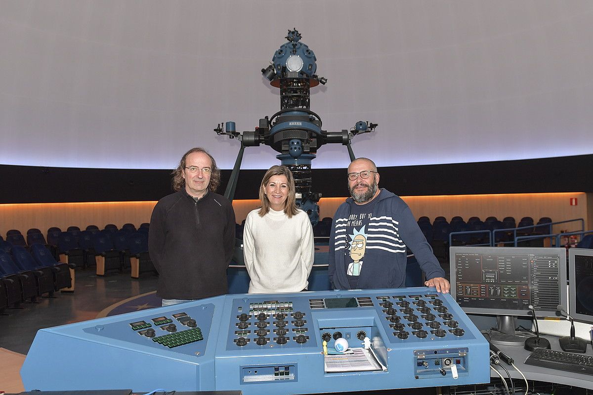 Fernando Jauregi, Nieves Gordon eta Javier Armentia, Iruñeko Planetarioko langileak, kupulan, izar proiektorea atzean dutela. IDOIA ZABALETA / FOKU.