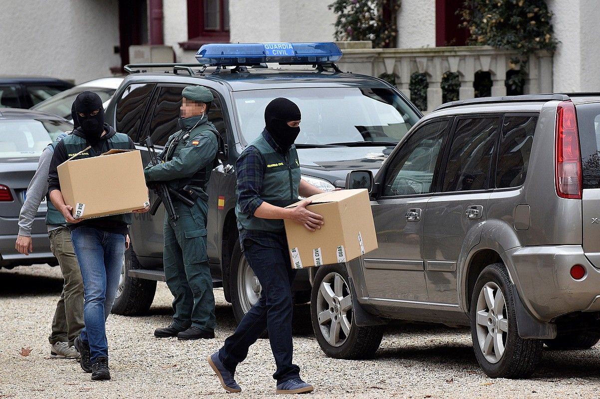 Guardia zibilak, Senerren Getxoko egoitzan, dokumentazioa eskuetan dutela. MIGUEL TOÑA / EFE.