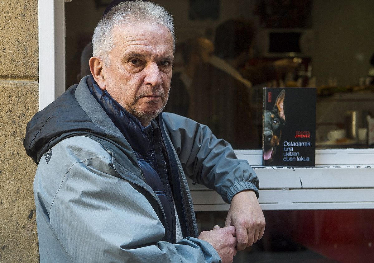 Edorta Jimenez idazlea, atzo, Bilboko Kirruli tabernan, Ostadarrak lurra ukitzen duen lekua eleberri beltzaren aurkezpenean. LUIS JAUREGIALTZO / FOKU. Edorta Jimenez idazlea, atzo, Bilboko Kirruli tabernan, Ostadarrak lurra ukitzen duen lekua eleberri beltzaren aurkezpenean. LUIS JAUREGIALTZO / FOKU.