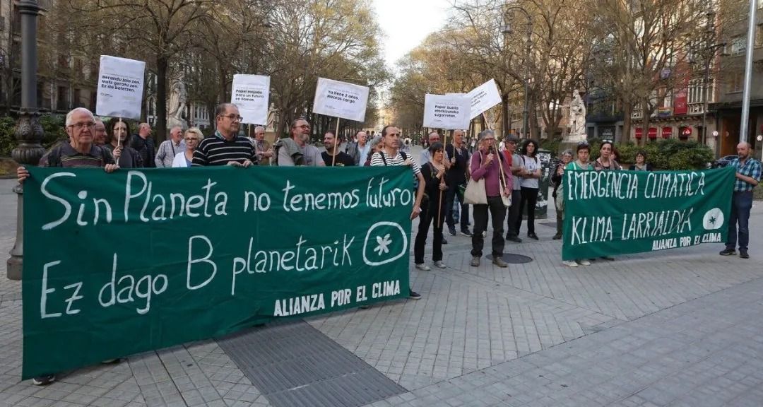 Klimaren Aldeko Aliantzako kideen protesta, parlamentuaren aurrean.