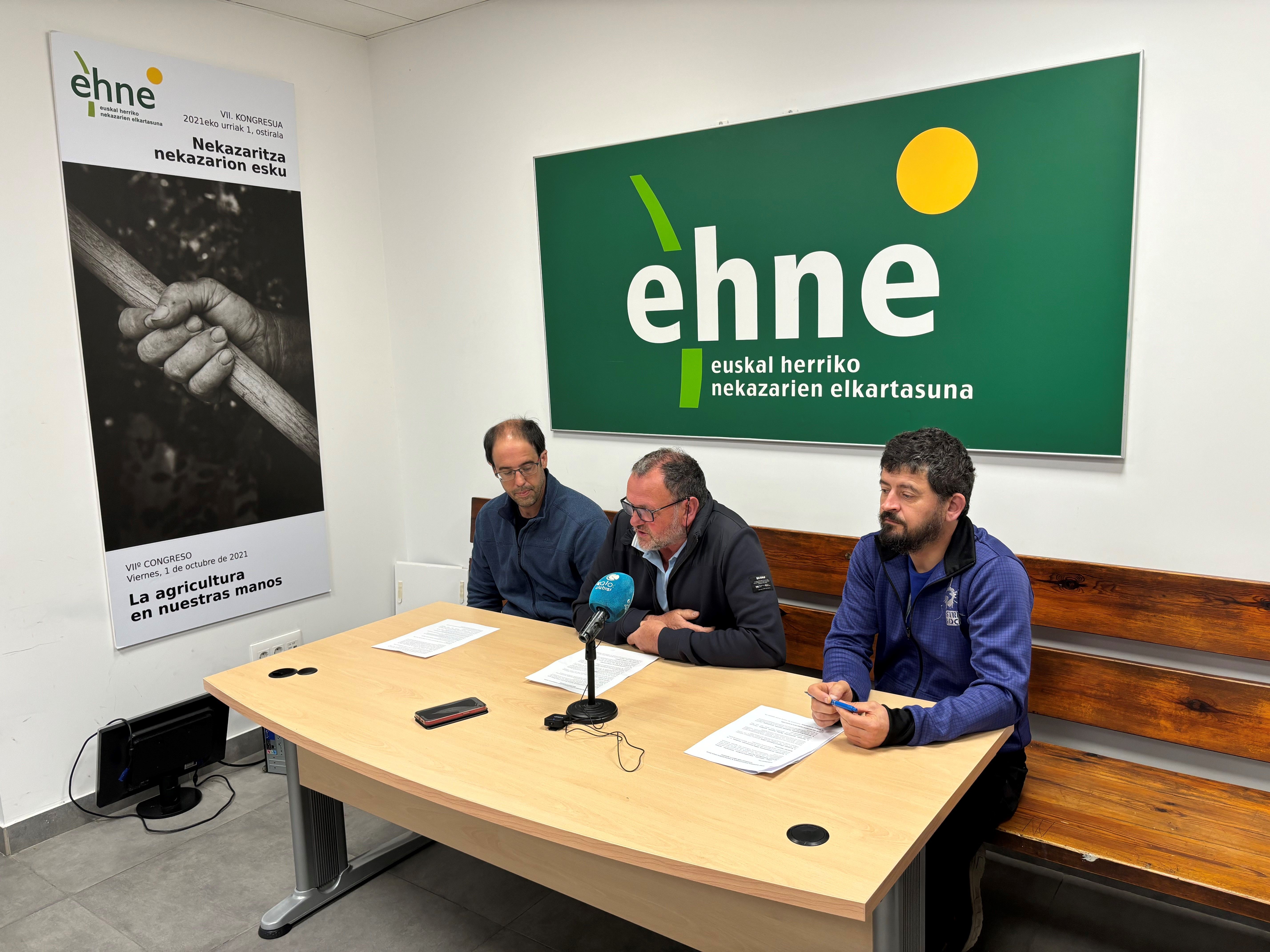 Patxi Encaje, Fermin Gorraiz eta Patxiku Irisarri, Nafarroako EHNEren Iruñeko egoitzan. NAFAROAKO EHNE
