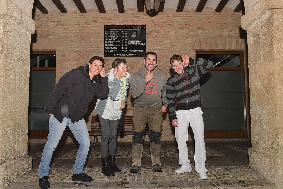 Hiru belarriprest eta ahobizi bat, Garesko Julian Mena plazan. Ezker-eskuin: Idoia del Moral, Sagrario Arregi, Aritz Azkona eta Juankar Sanz. IDOIA ZABALETA / FOKU. Hiru belarriprest eta ahobizi bat, Garesko Julian Mena plazan. Ezker-eskuin: Idoia del Moral, Sagrario Arregi, Aritz Azkona eta Juankar Sanz. IDOIA ZABALETA / FOKU.