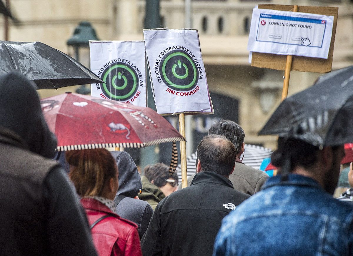 Bulegoetako langileen manifestazio bat, Bilbon. MARISOL RAMIREZ / FOKU.