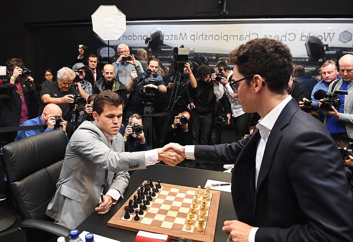 Magnus Carlsen, eserita, Fabiano Caruanari bostekoa ematen. F. A./ EFE.