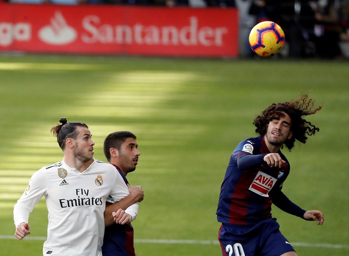 Asier Riesgo eta Marc Cucurella, ahalegin betean. JAVIER ETXEZARRETA / EFE.