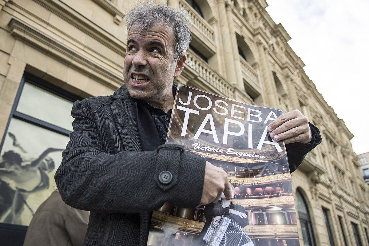 Joseba Tapia Viktoria Eugeniako kontzertuko kartela eskuan, atzo, Donostian. JAGOBA MANTEROLA / FOKU. Joseba Tapia Viktoria Eugeniako kontzertuko kartela eskuan, atzo, Donostian. JAGOBA MANTEROLA / FOKU.