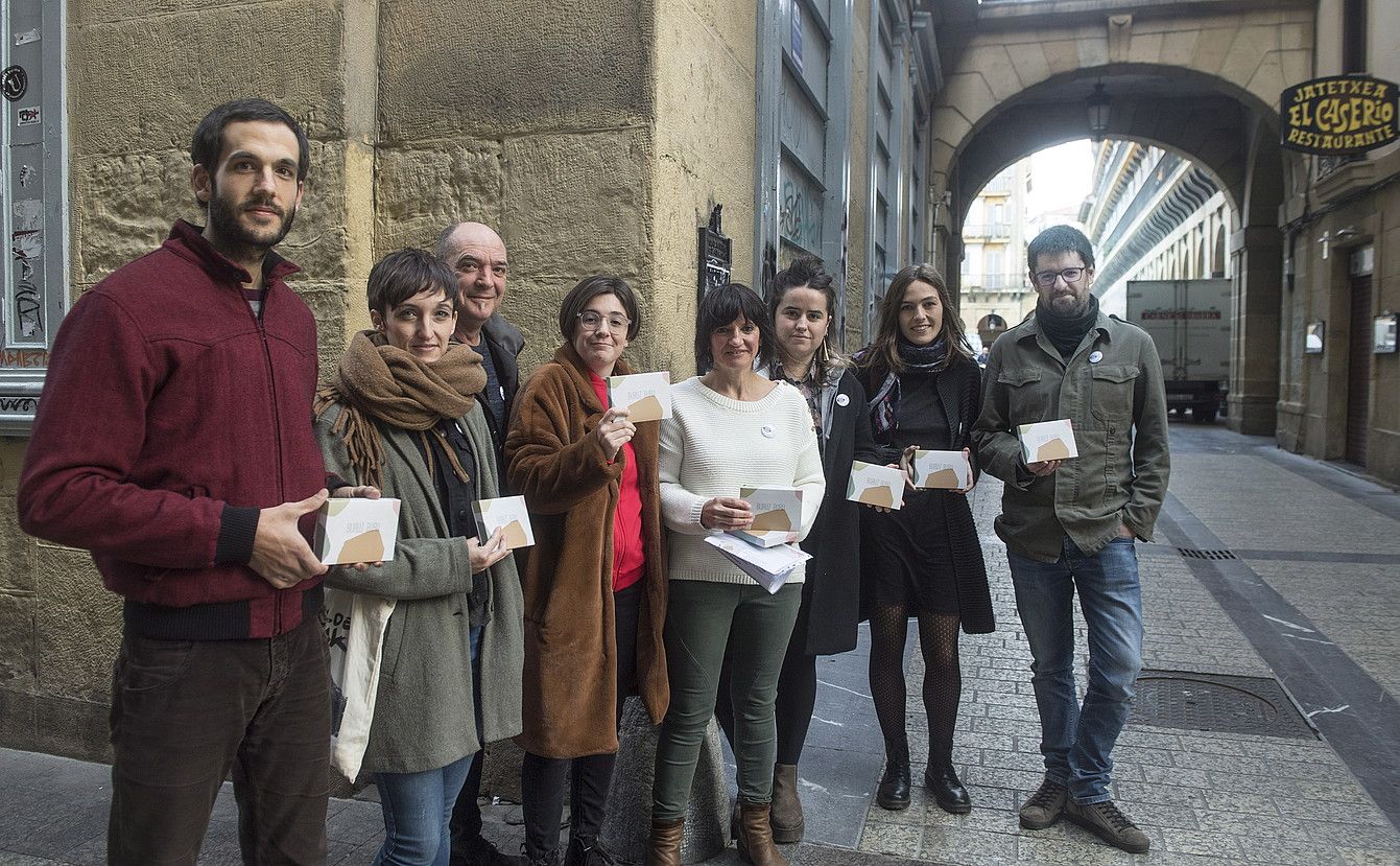 Julio Soto, Uxue Alberdi, Andoni Egaña, Danele Sarriugarte, Marta Agirrezabala, Malen Amenabar, Nerea Ibarzabal eta Manex Agirre, atzo, Donostian. JON URBE / FOKU.