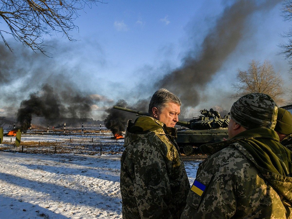 Poroxenko Ukrainako presidentea herenegun, armadaren entrenamendu gune batean. MYKOLA LAZARENKO / EFE.
