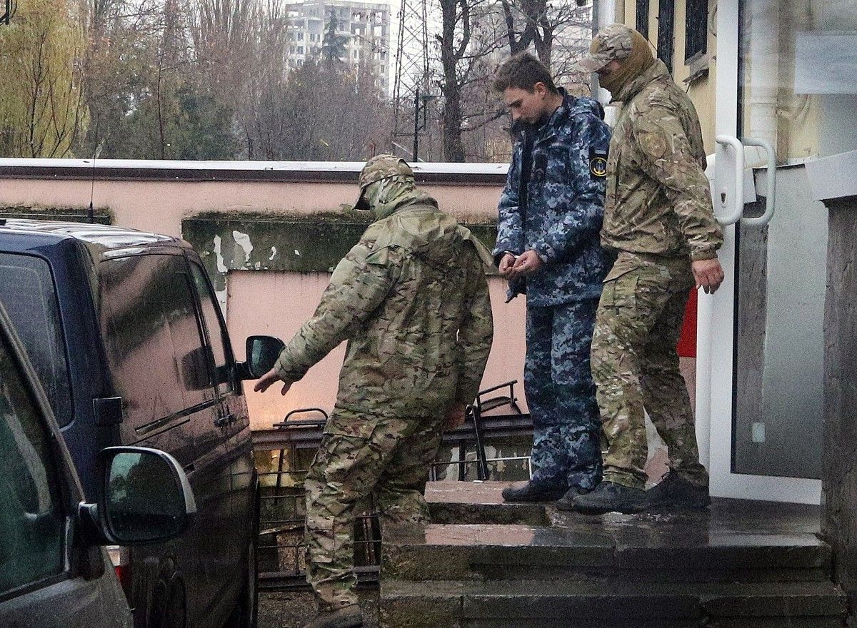 Bi soldadu errusiar, 24 soldadu ukrainarretako batekin, asteon. EFE.