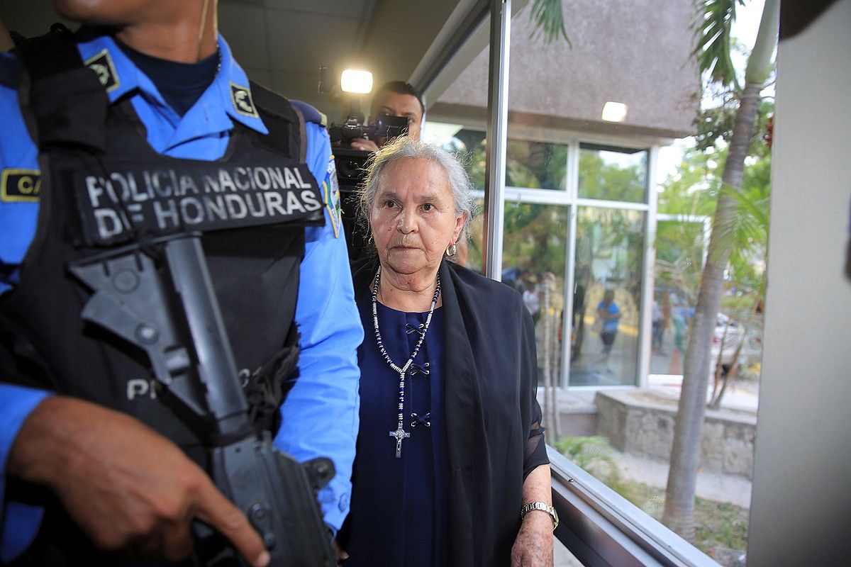 Caceres ekintzaile hondurastarraren ama, Austra Flores Lopez, atzo, epaitegira iritsi berritan. GUSTAVO AMADOR / EFE. Caceres ekintzaile hondurastarraren ama, Austra Flores Lopez, atzo, epaitegira iritsi berritan. GUSTAVO AMADOR / EFE.
