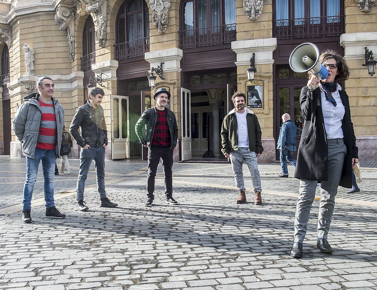 Diskoaren aurkezpena baino lehen, performancea egin zuten Gatibuko taldekideek Aiora Sedano aktoreakin batera, Arriagatik Bira kultur elkartera. M.RAMIREZ / FOKU.