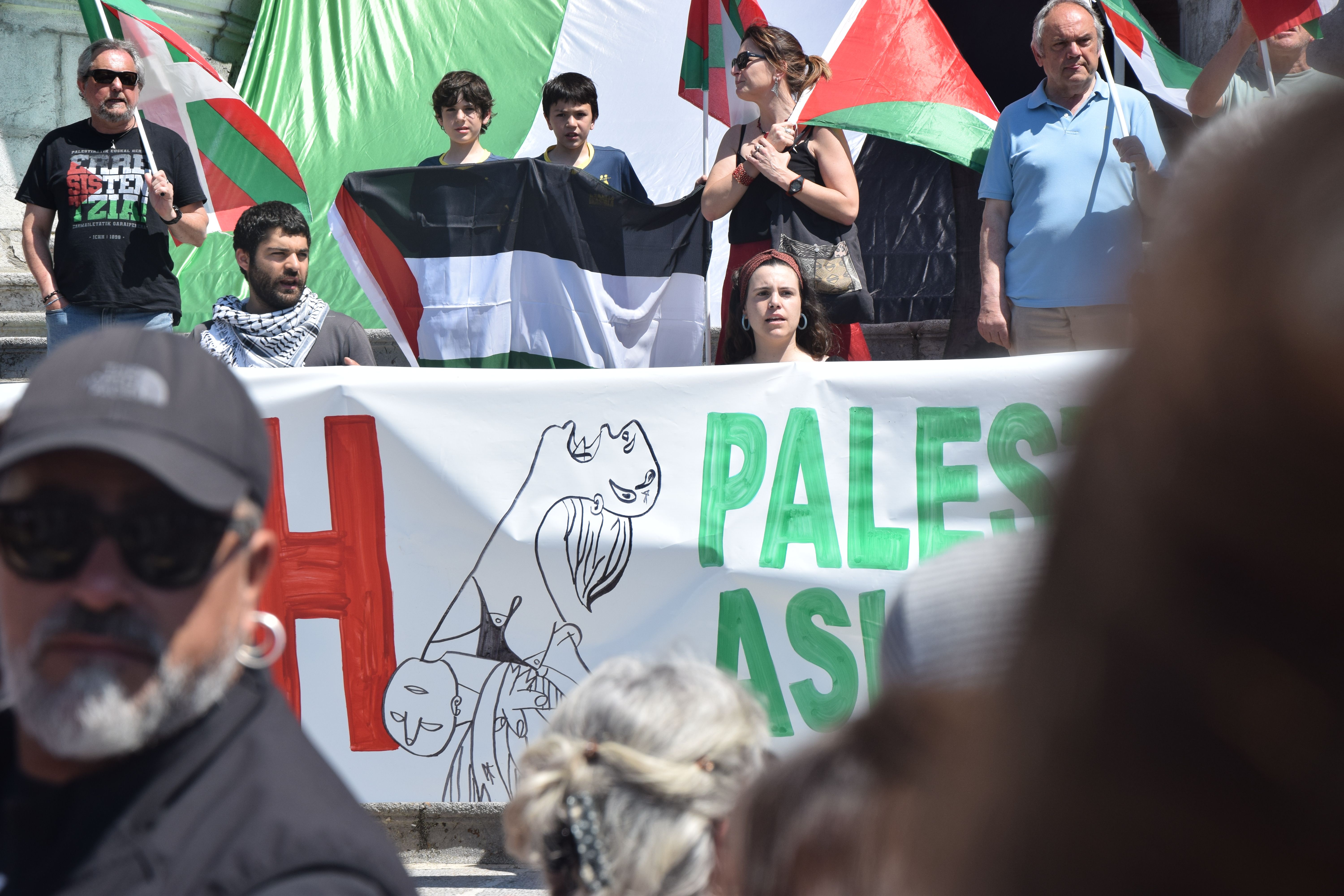 Gernika-Palestina herri ekimenak kontzentrazioa egin du Bilbon, eskaileretan. BERRIA