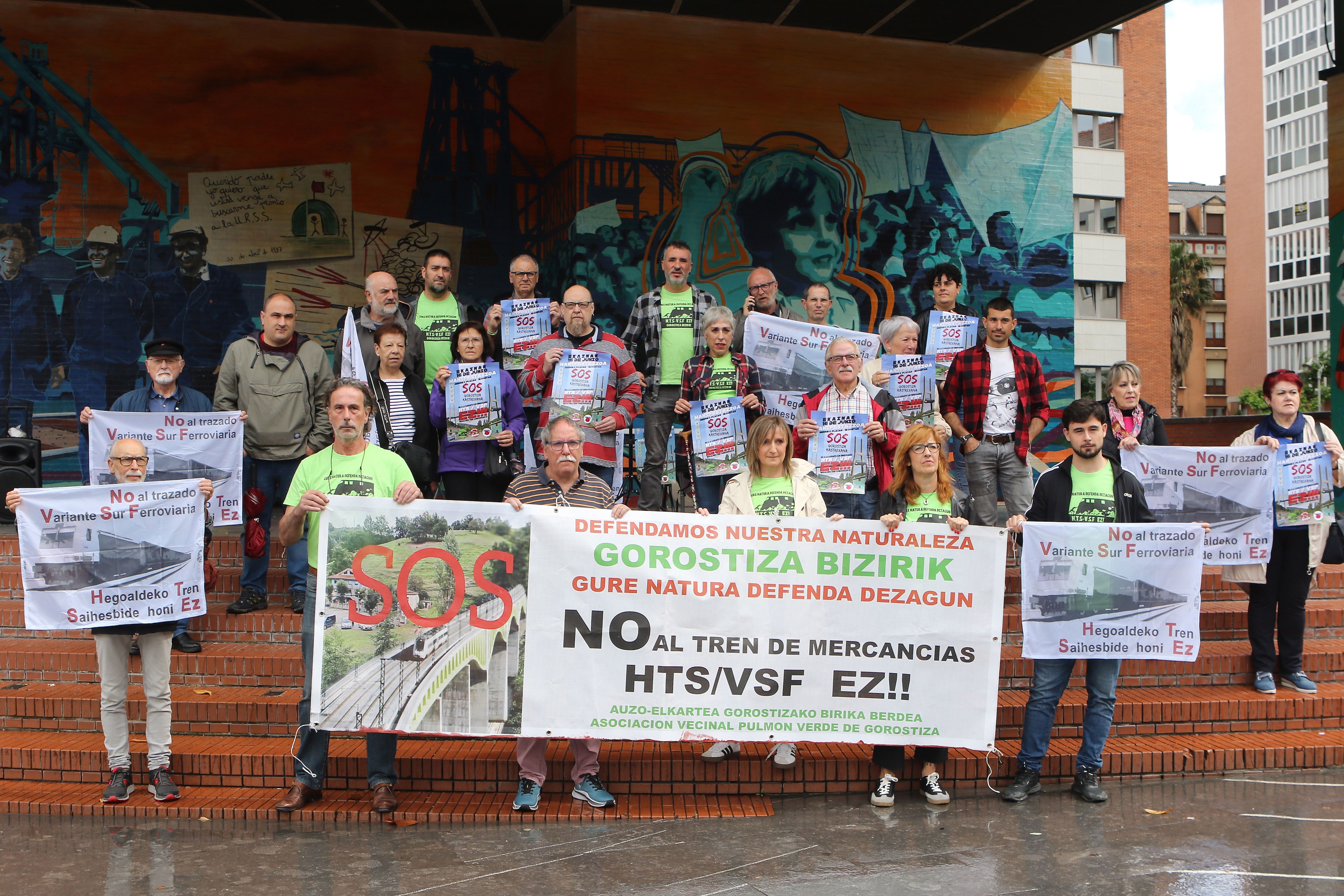 Gorostizako Bide Berdea auzo elkarteko kideak, martitzenean, Barakaldoko Herriko Plazan egindako agerraldian. oskar matxin edesA / foku