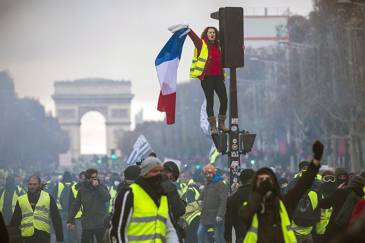 Hiru larunbat jarraian manifestatu dira Jaka Horiak. Irudian, duela bi asteko protesta, Parisen. CHRISTOPHE PETIT TESSON / EFE.