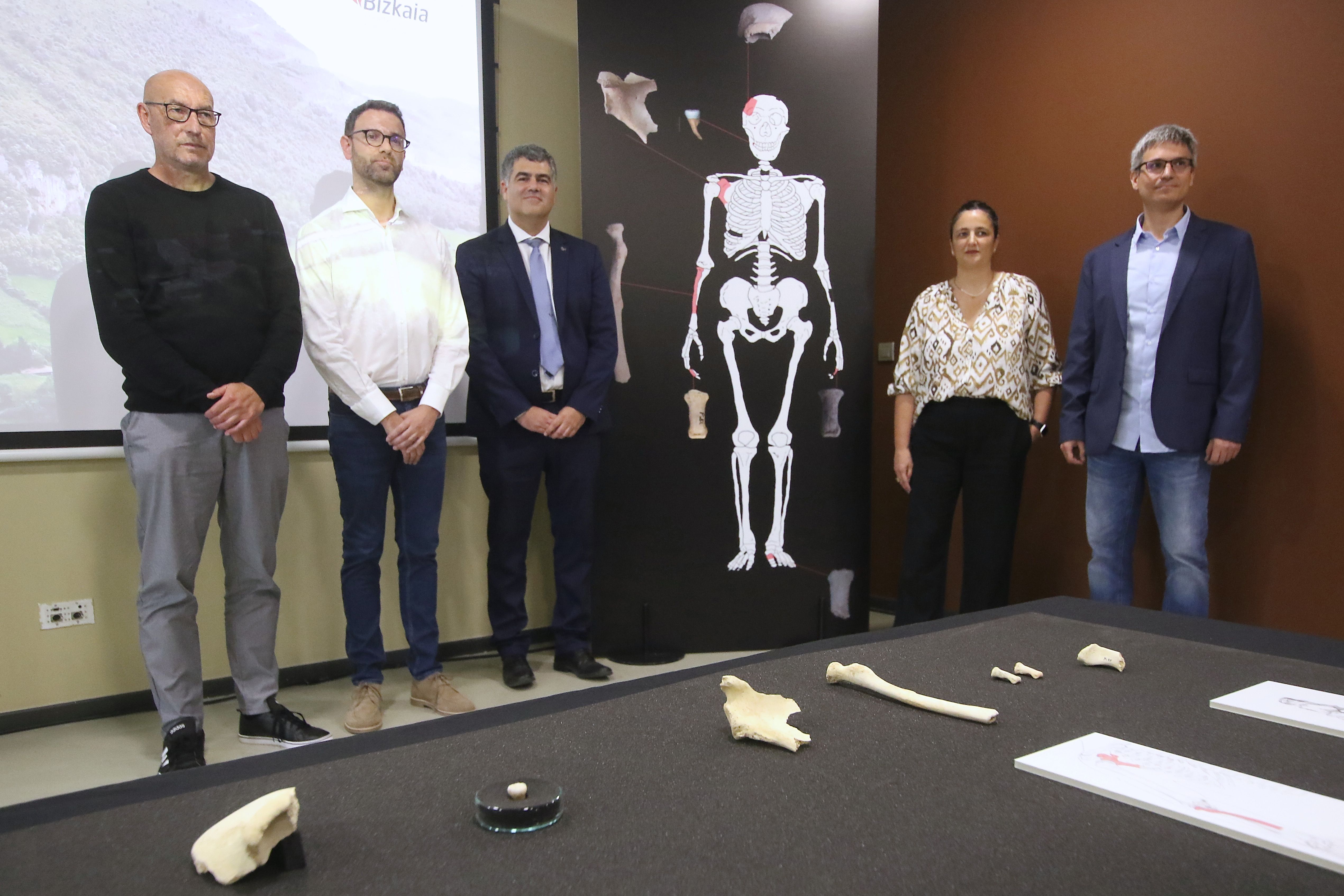 Asier Gomez Olivencia ikerketaburua —eskuinetik lehena— 'Andere' deitu duten neandertalaren fosilak aurkezteko ekitaldian. OSKAR MATXIN EDESA / FOKU