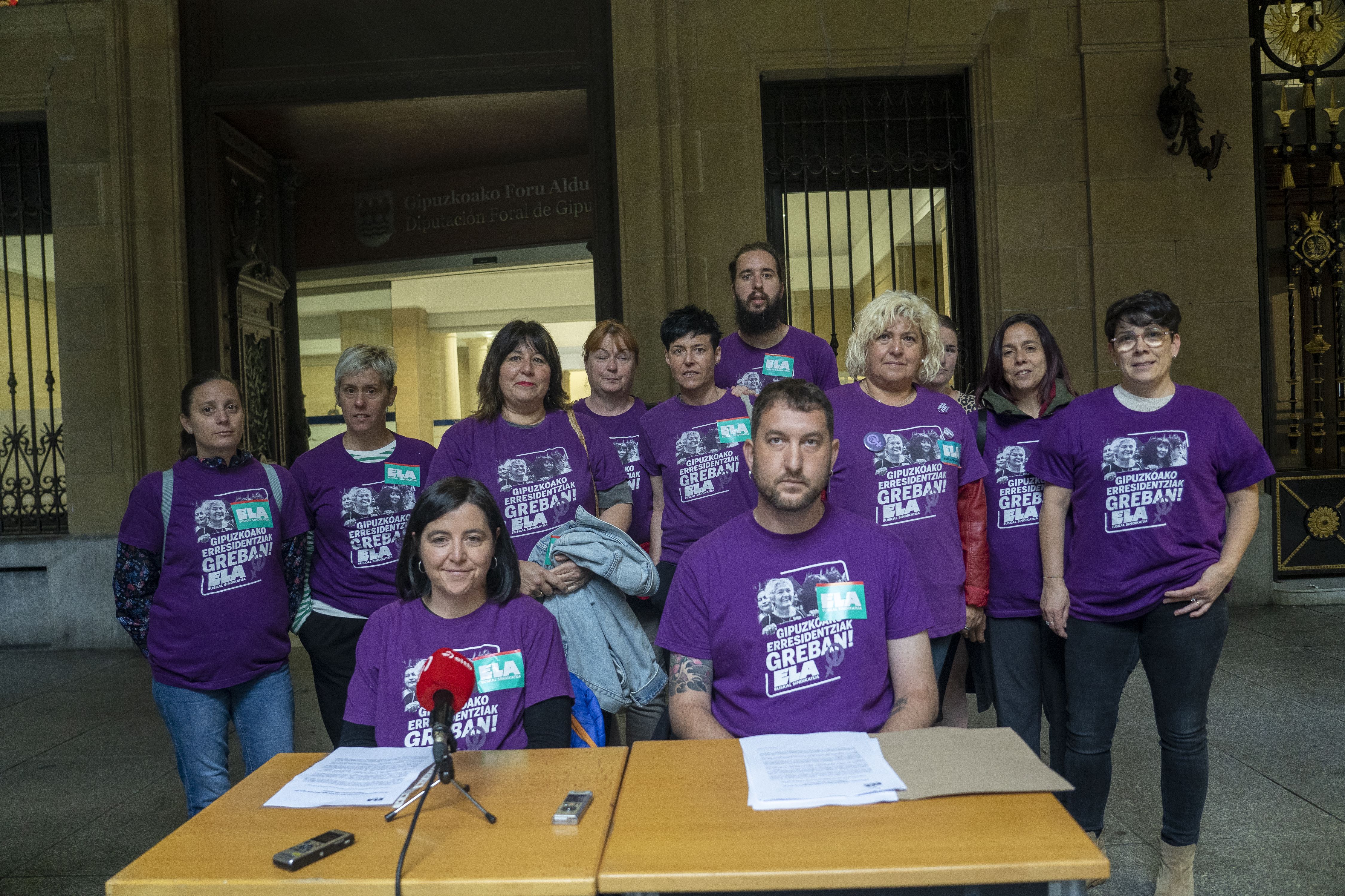 Agerraldia egin dute gaur zahar etxeetako langileek eta ELAko ordezkari sindikalek, Donostian, Gipuzkoako Foru Aldundiaren aurrean. GORKA RUBIO / FOKU
