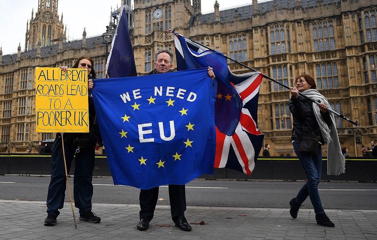 Brexit-aren kontrako ekintzaile talde bat Komunen Ganberaren eraikinaren aurrean, ostegunean. ANDY RAIN / EFE. Brexit-aren kontrako ekintzaile talde bat Komunen Ganberaren eraikinaren aurrean, ostegunean. ANDY RAIN / EFE.