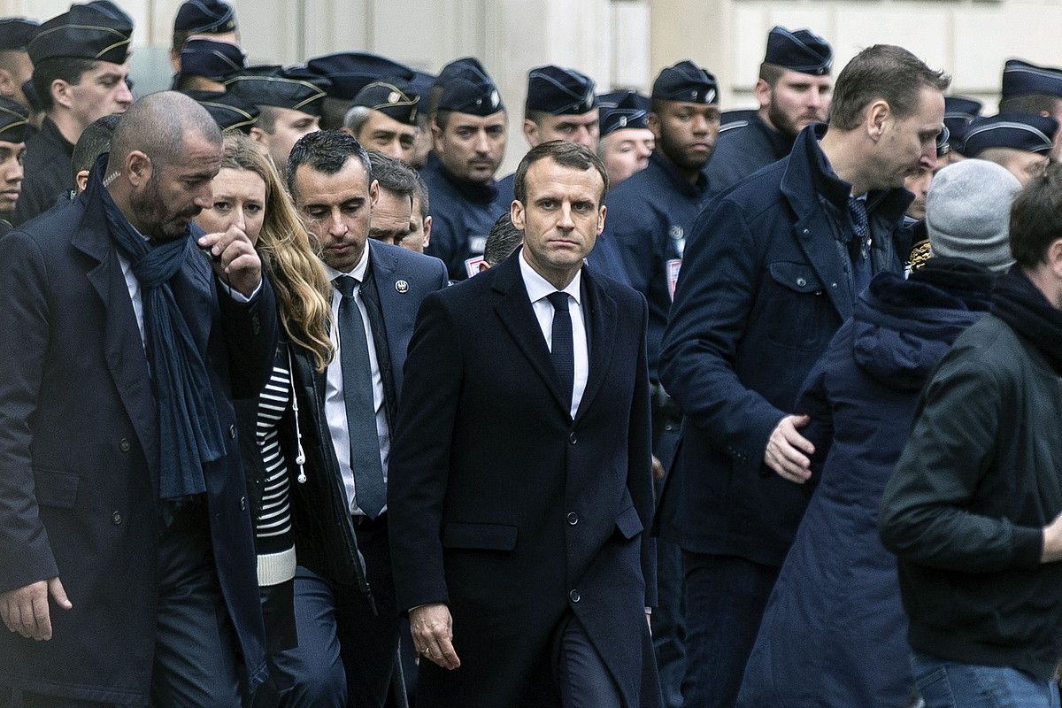 Emmanuel Macron poliziaz inguratua, igandean, Parisen. ETIENNE LAURENT / EFE.