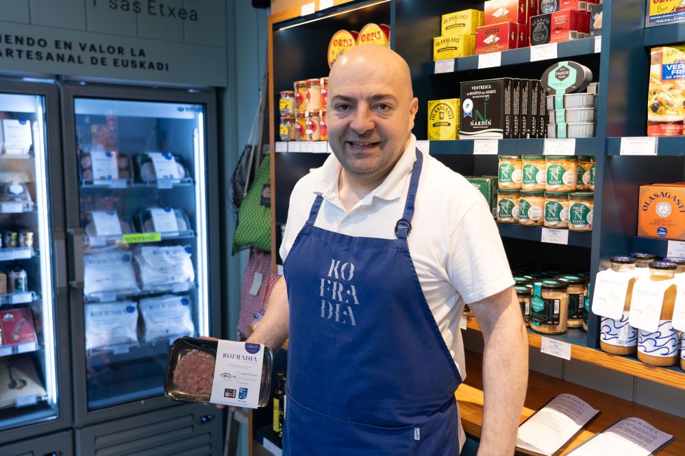 Inaxio Valverde, aste honetan, Donostiako Kofradia jatetxeko dendan, hegaluze hanburgesak eskuan dituela. JAGOBA MANTEROLA / FOKU Inaxio Valverde, aste honetan, Donostiako Kofradia jatetxeko dendan, hegaluze hanburgesak eskuan dituela. JAGOBA MANTEROLA / FOKU
