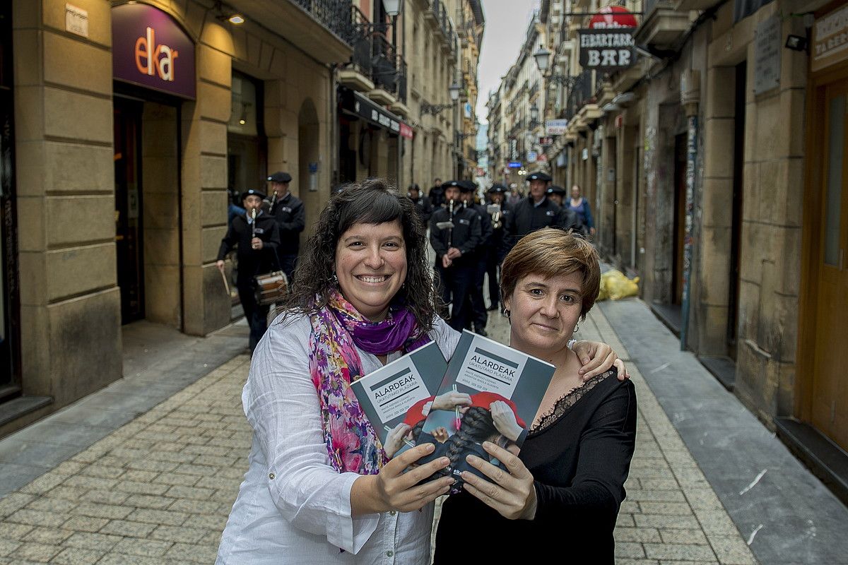 Maite Asensio Lozano eta Arantxa Iraola Alkorta kazetariek Alardeak, ukatutako plazara aurkeztuko dute. J.C. RUIZ / FOKU. Maite Asensio Lozano eta Arantxa Iraola Alkorta kazetariek Alardeak, ukatutako plazara aurkeztuko dute. J.C. RUIZ / FOKU.