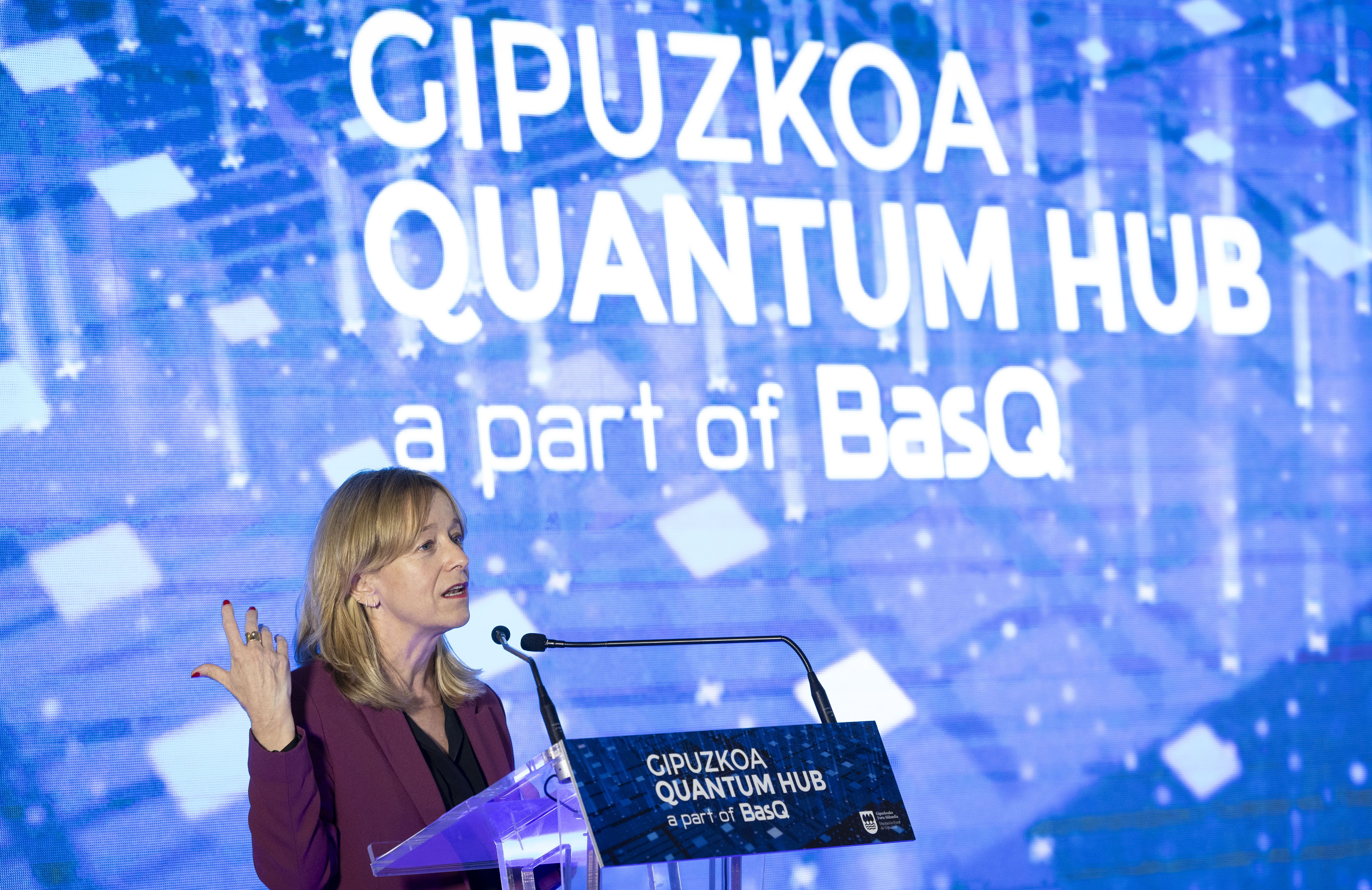 Eider Mendoza Gipuzkoako ahaldun nagusia, Gipuzkoa Quantum Hub programaren aurkezpenean.  JAVIER ETXEZARRETA / EFE