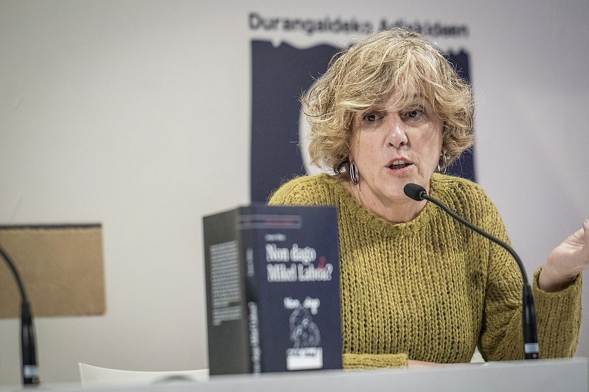Non dago Laboa? liburua aurkeztu zuen Josune Albisuk, atzo, Durangoko Azokan. ENDIKA PORTILLO / FOKU. Non dago Laboa? liburua aurkeztu zuen Josune Albisuk, atzo, Durangoko Azokan. ENDIKA PORTILLO / FOKU.