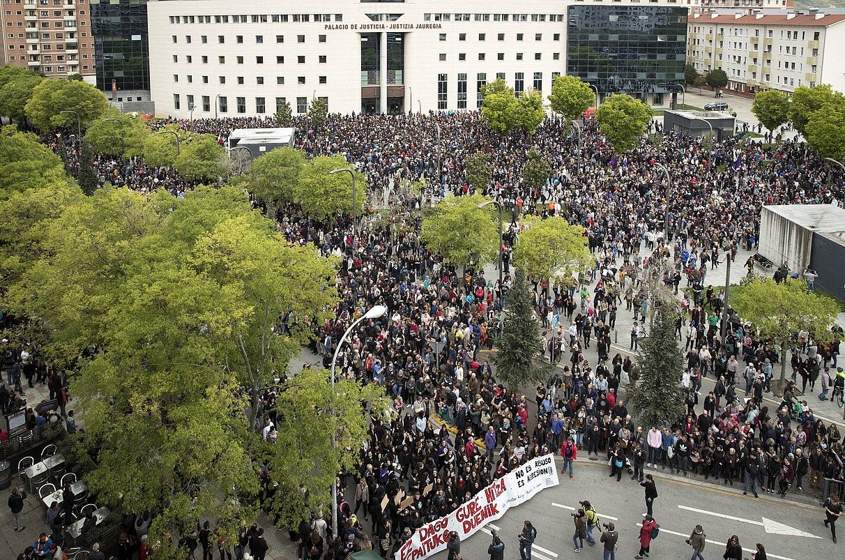 Probintzia Auzitegiaren apirileko epaiaren ostean, jendetza bildu zen protestan. VILLAR LOPEZ / EFE. Probintzia Auzitegiaren apirileko epaiaren ostean, jendetza bildu zen protestan. VILLAR LOPEZ / EFE.