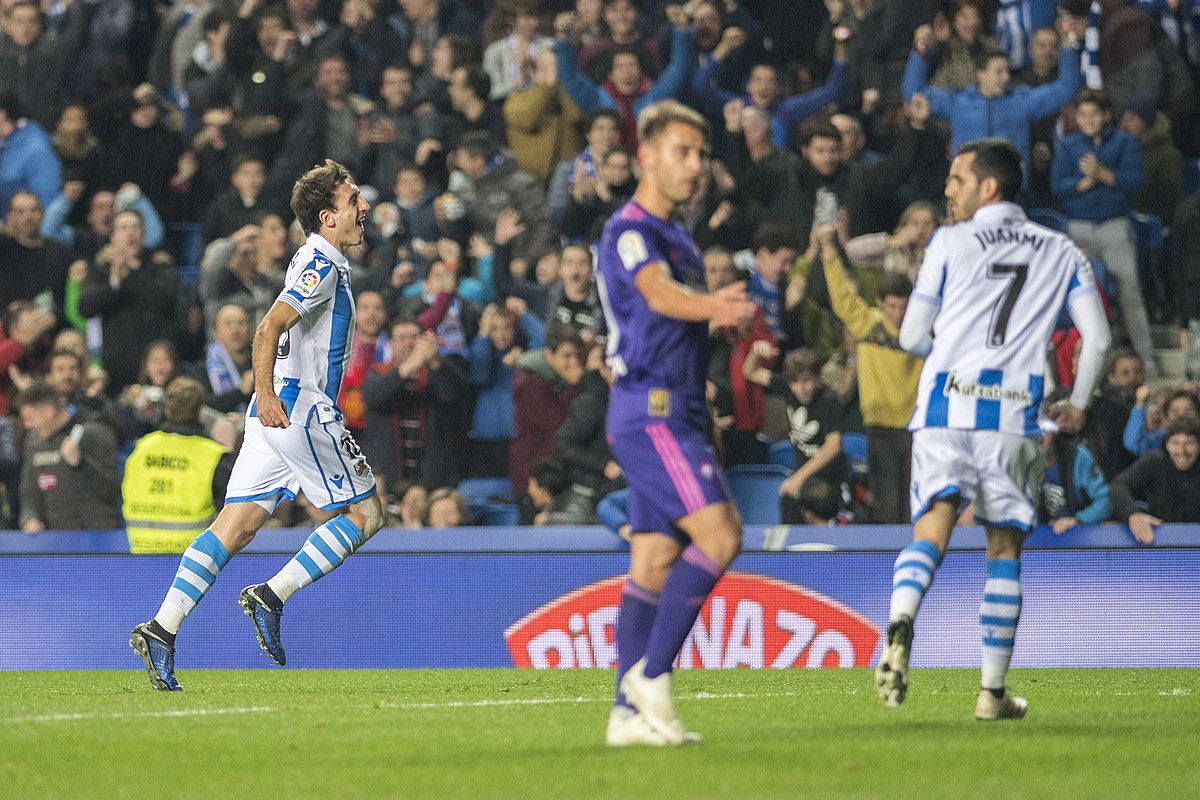 Mikel Oiartzabal, gola ospatzen, atzo, Anoetan. Hark sartu zuen partidako lehen gola, eta Adnan Januzajek bigarrena. JUAN CARLOS RUIZ / FOKU.