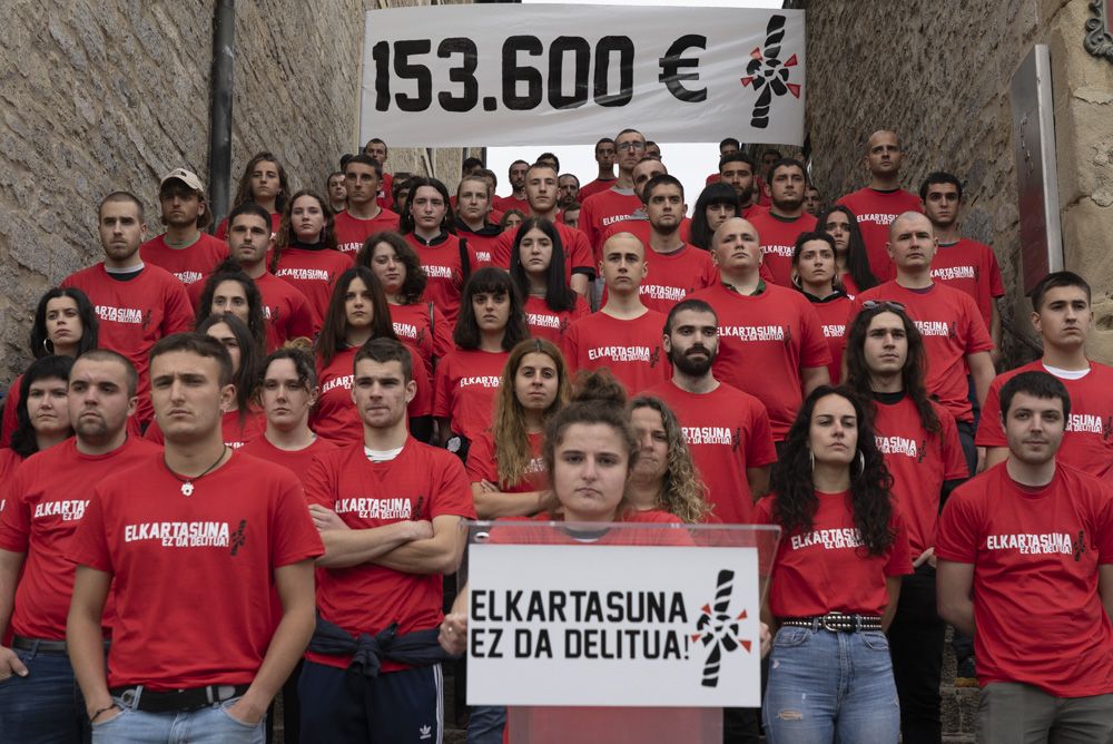 Aske antolakundeak agerraldia egin du, Gasteizen. RAUL BOGAJO / FOKU