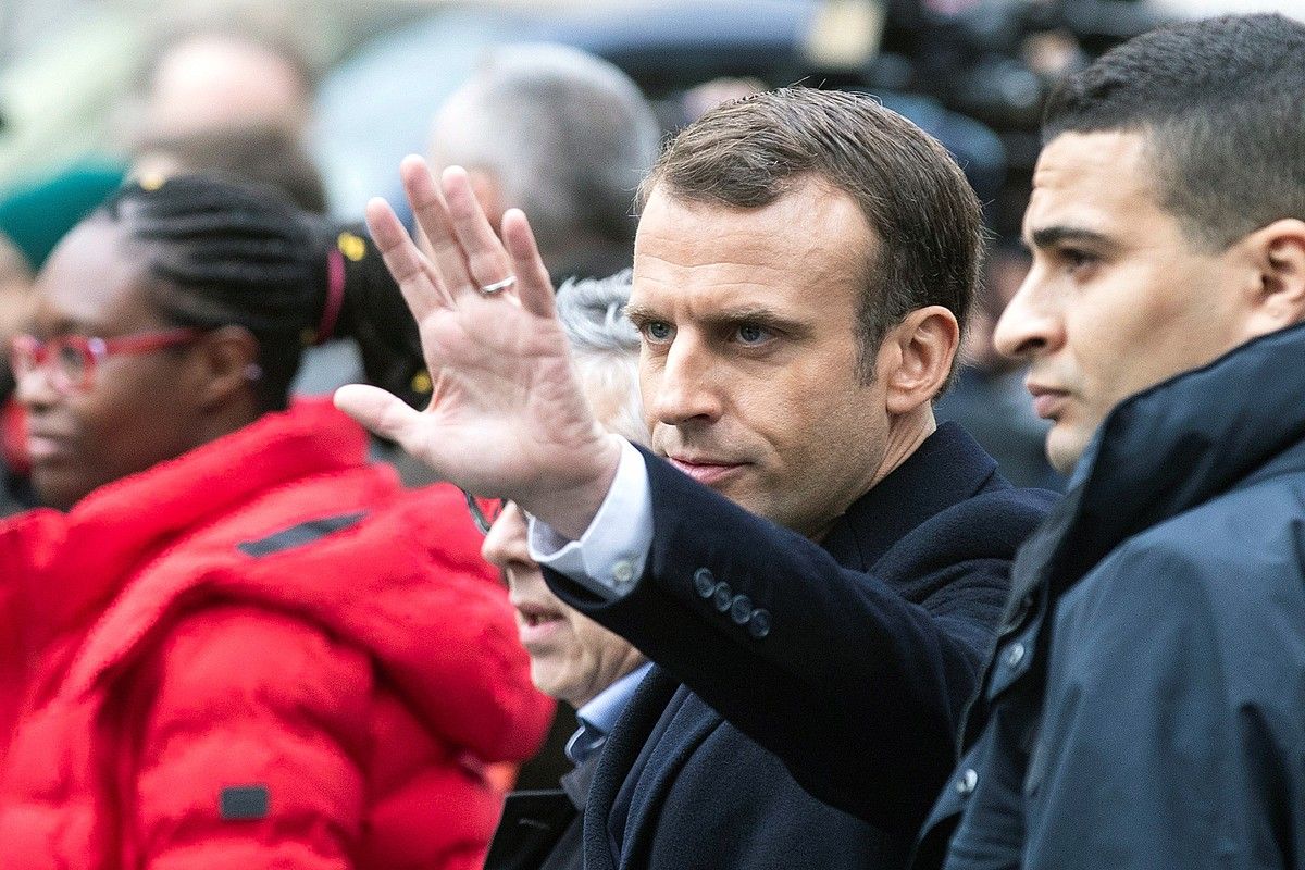 Emmanuel Macron Frantziako presidentea Parisen, iragan igandean, Jaka Horien hirugarren protesta sortaren biharamunean. ETIENNE LAURENT / EFE.