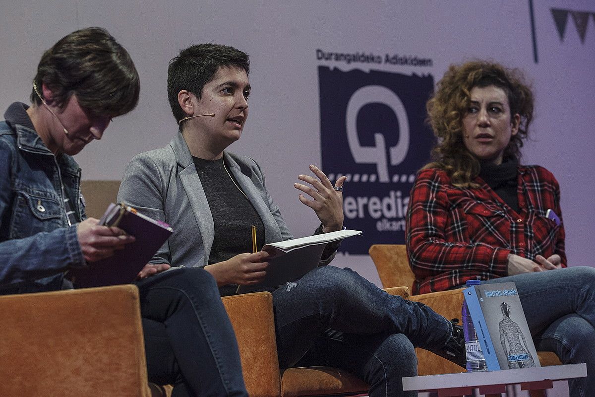 Lorea Agirrek, Maialen Berasategik eta Jule Goikoetxeak aurkeztu zuten liburua, atzo, Areto Nagusian. ARITZ LOIOLA / FOKU. Lorea Agirrek, Maialen Berasategik eta Jule Goikoetxeak aurkeztu zuten liburua, atzo, Areto Nagusian. ARITZ LOIOLA / FOKU.