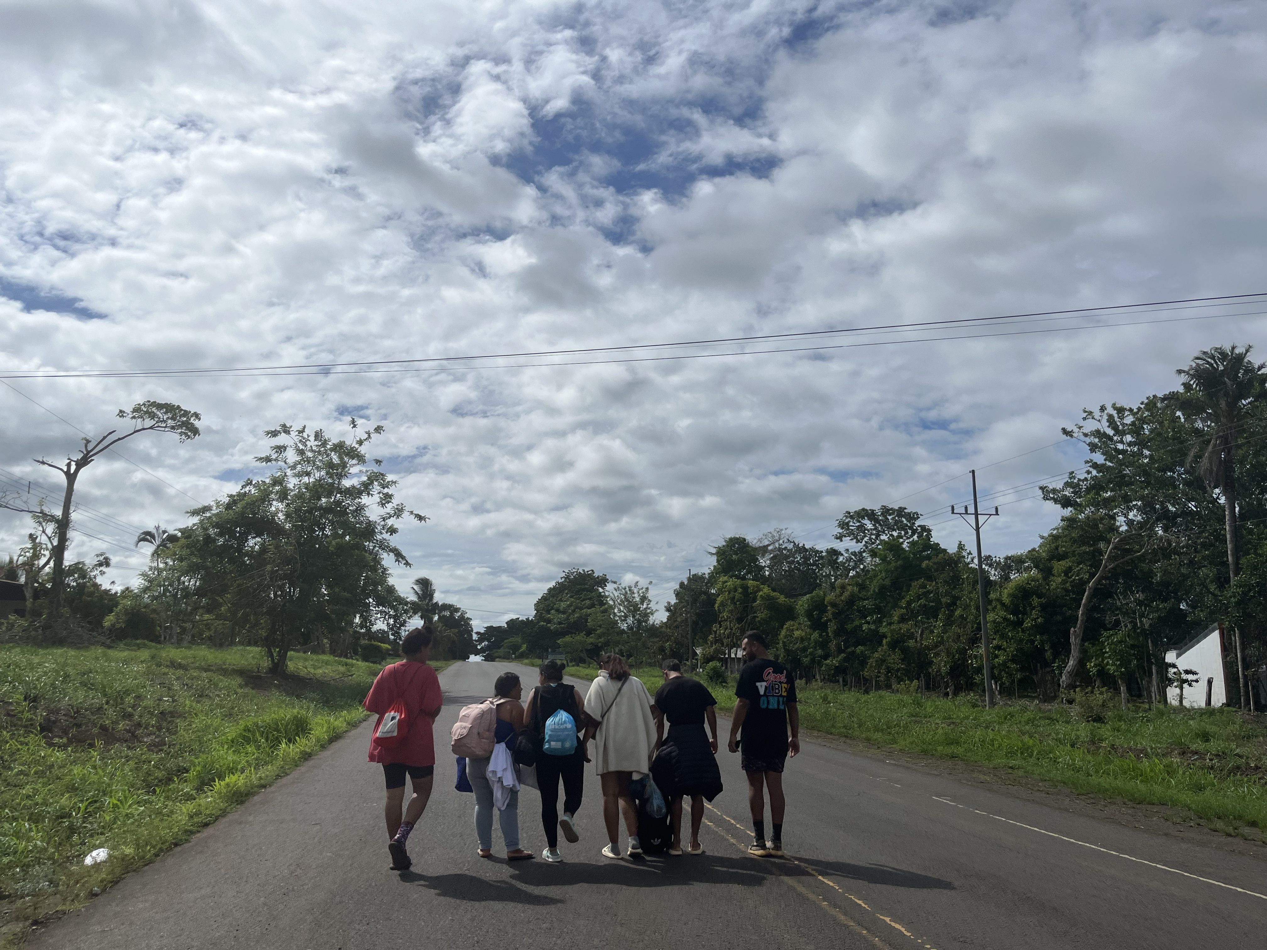 Ezkerretik eskuinera: Victoria, Lizbeth, Zayra, Xiomara, Antonio eta Ibrahim; Los Chilesen, Costa Rica iparraldean, joan den astean. BERRIA