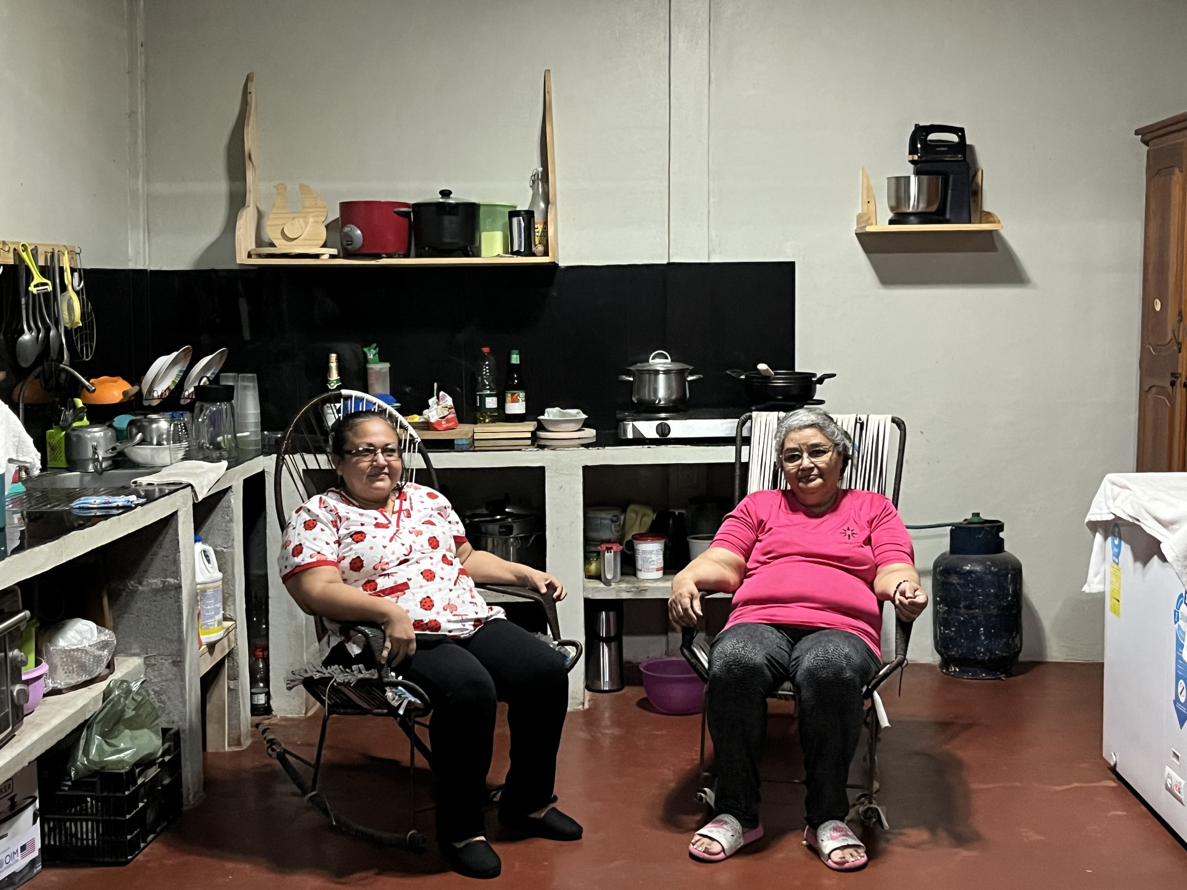 Mano Amiga egitasmoko kide Lucy Carballo —ezkerrean— eta Sofia Donzon —eskuinean—, joan den astean, Los Chilesen. BERRIA.