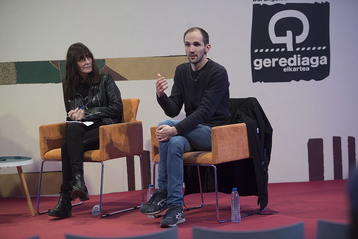 Sortzailea kazetari eta kazetaria sortzaile izeneko solasaldian aritu ziren Garbiñe Ubeda eta Sustrai Colina, atzo, Gogoetaren Plazan. JUAN CARLOS RUIZ / FOKU.