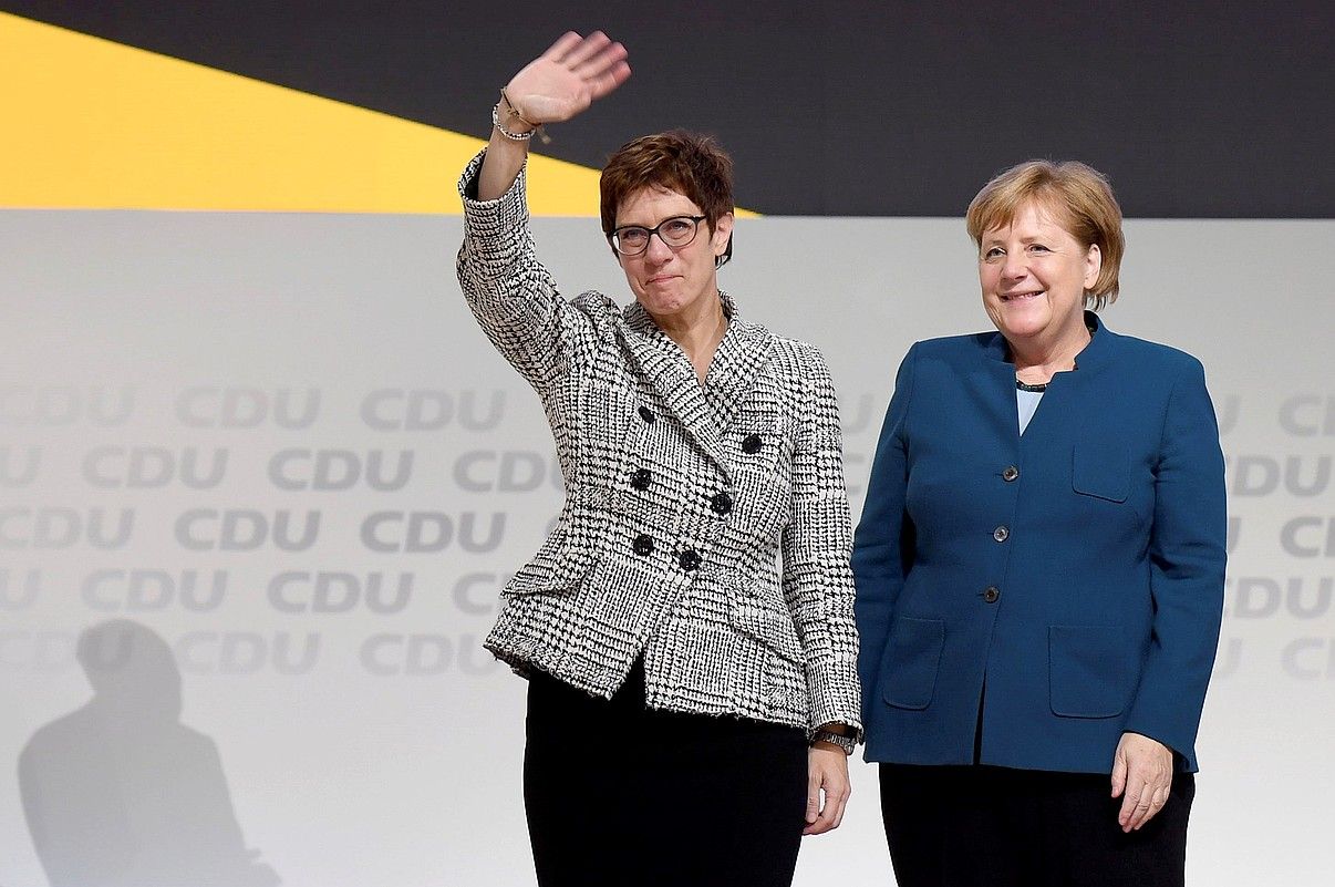 Annegret Kramp-Karrenbauer CDUko presidente hautatu berritan, atzo, Hanburgon. Ondoan du Angela Merkel Alemaniako kantzilerra. CLEMENS BILAN / EFE.