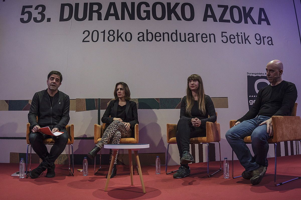 Josu Goikoetxea idazlea, Katixa Agirre idazlea, Birkit musikaria eta Dani Fano ilustratzailea. ARITZ LOIOLA / FOKU. Josu Goikoetxea idazlea, Katixa Agirre idazlea, Birkit musikaria eta Dani Fano ilustratzailea. ARITZ LOIOLA / FOKU.